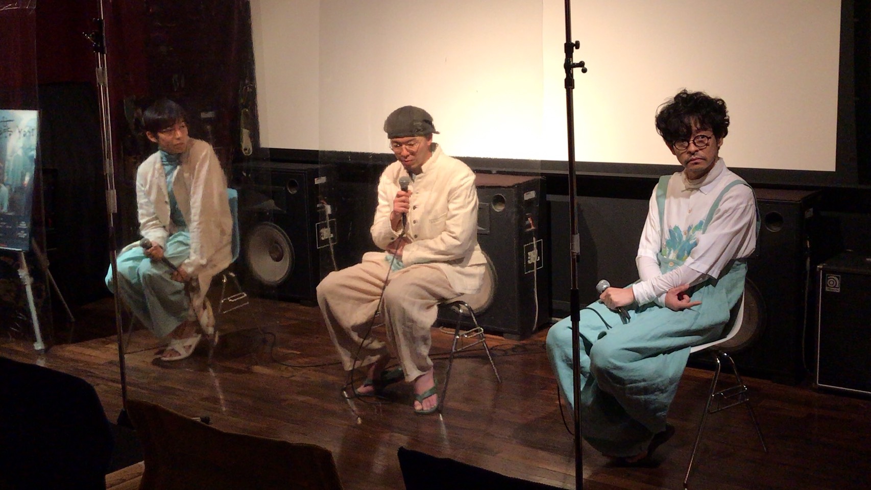 今村圭佑（中）日前帶著演員水間龍（左）、山中崇到戲院謝票，也聊起在台的趣事。（希望行銷提供）
