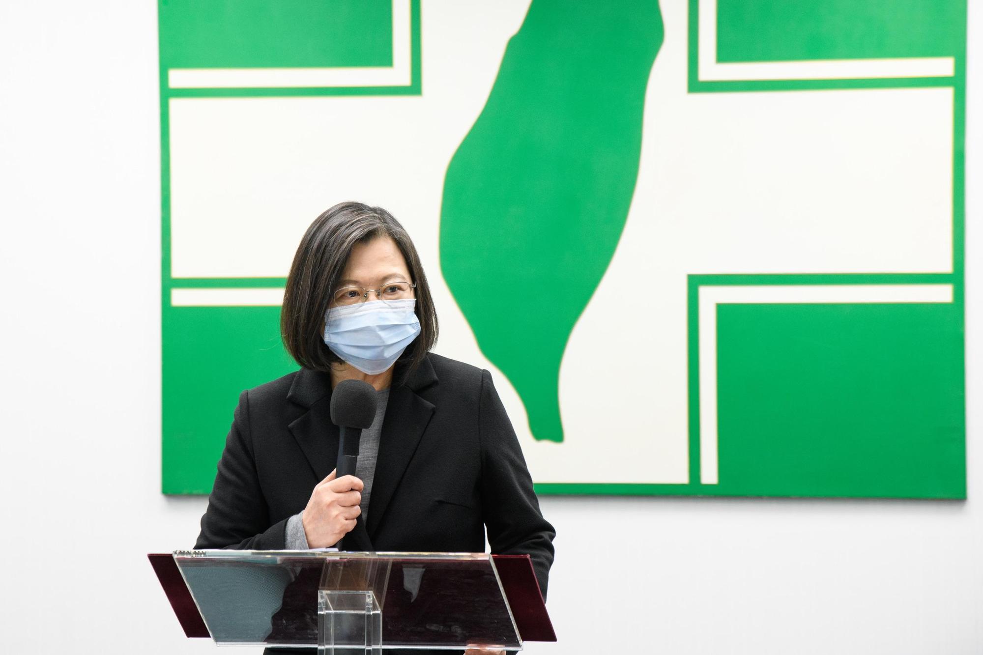 總統蔡英文今主持民進黨中常會前,發表年終談話。(民進黨中央黨部提供)