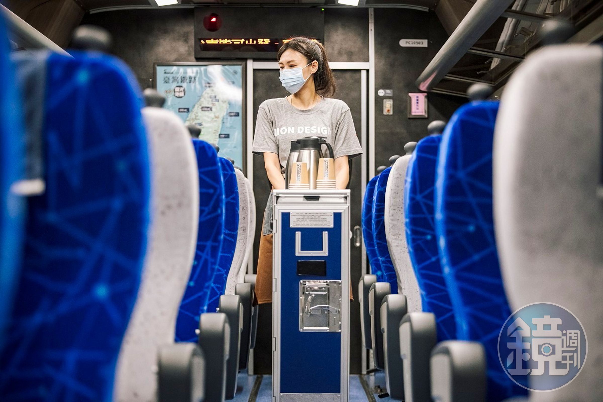 鳴日號配置專業管家，為旅客提供茶水、送餐等服務。（雄獅旅遊提供）