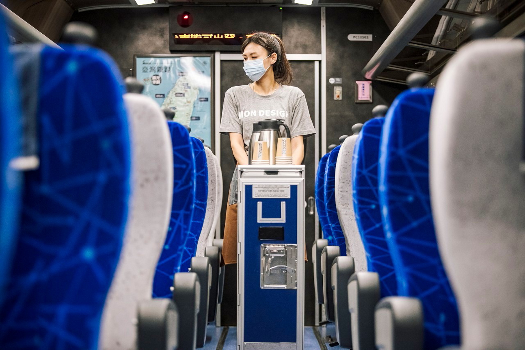 鳴日號配置專業管家，為旅客提供茶水、送餐等服務。（雄獅旅遊提供）
