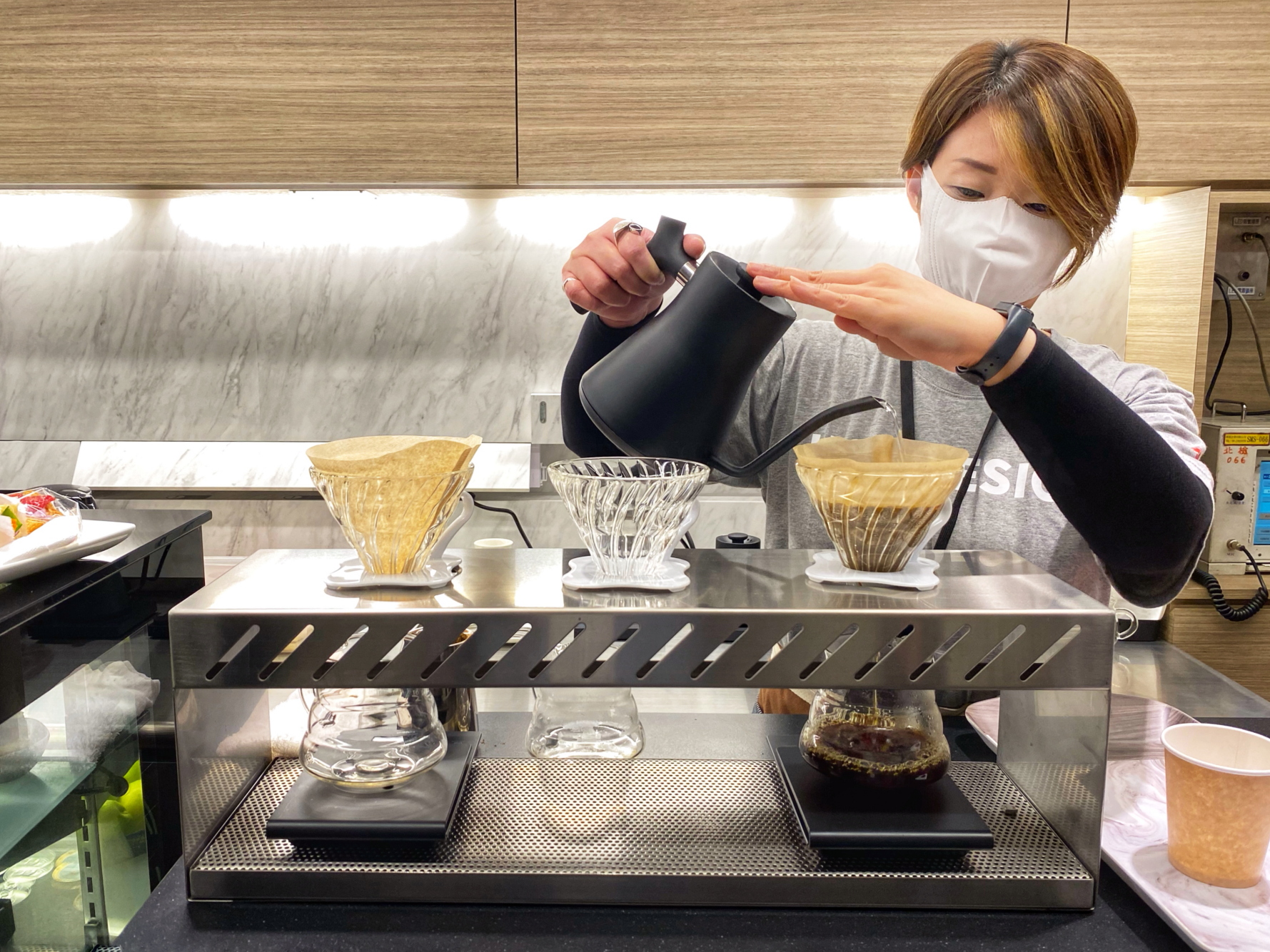 吧檯車廂提供精緻咖啡、茶點與輕食。