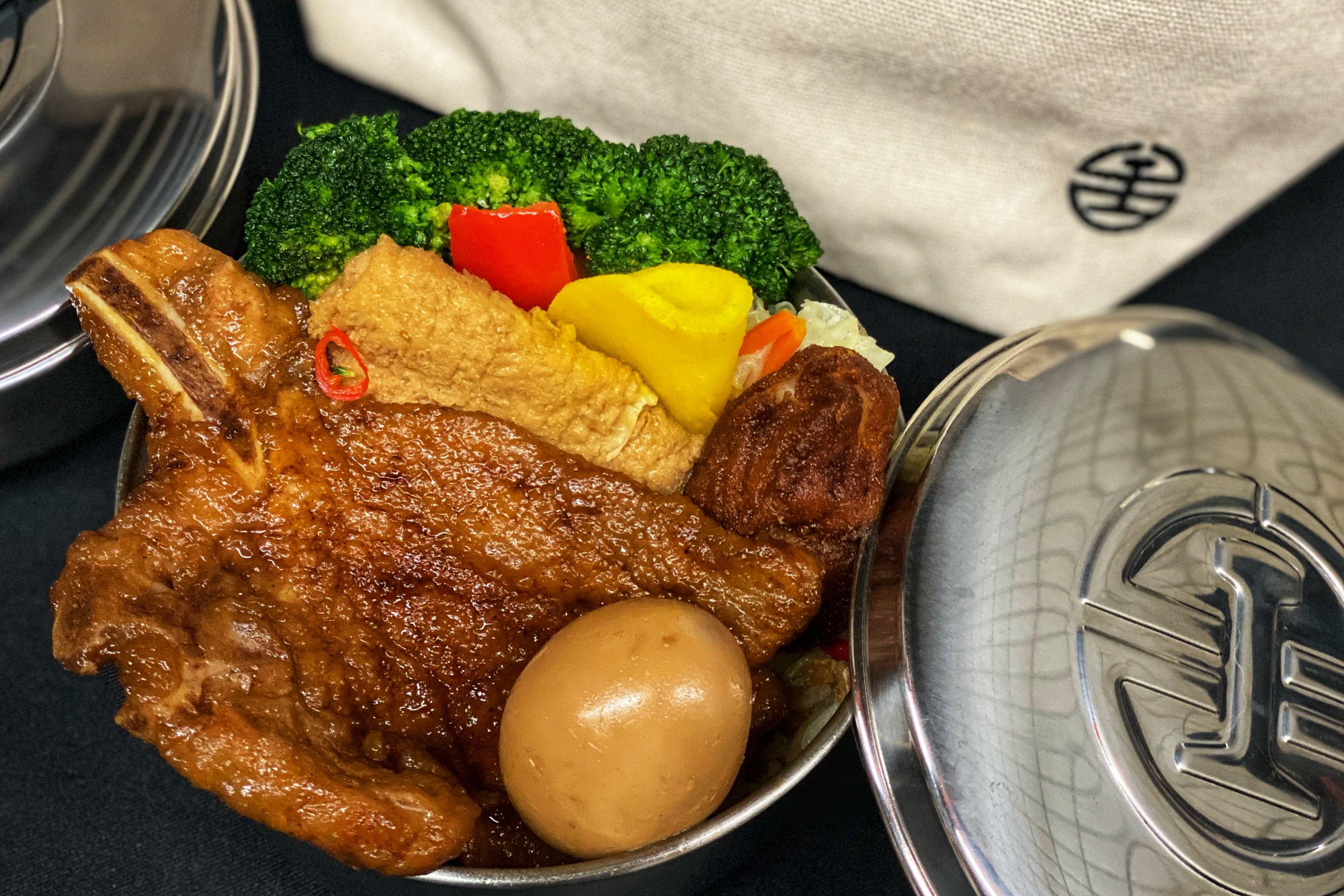 特定車次還能吃到結合當地食材的鳴日號專屬紀念便當。
