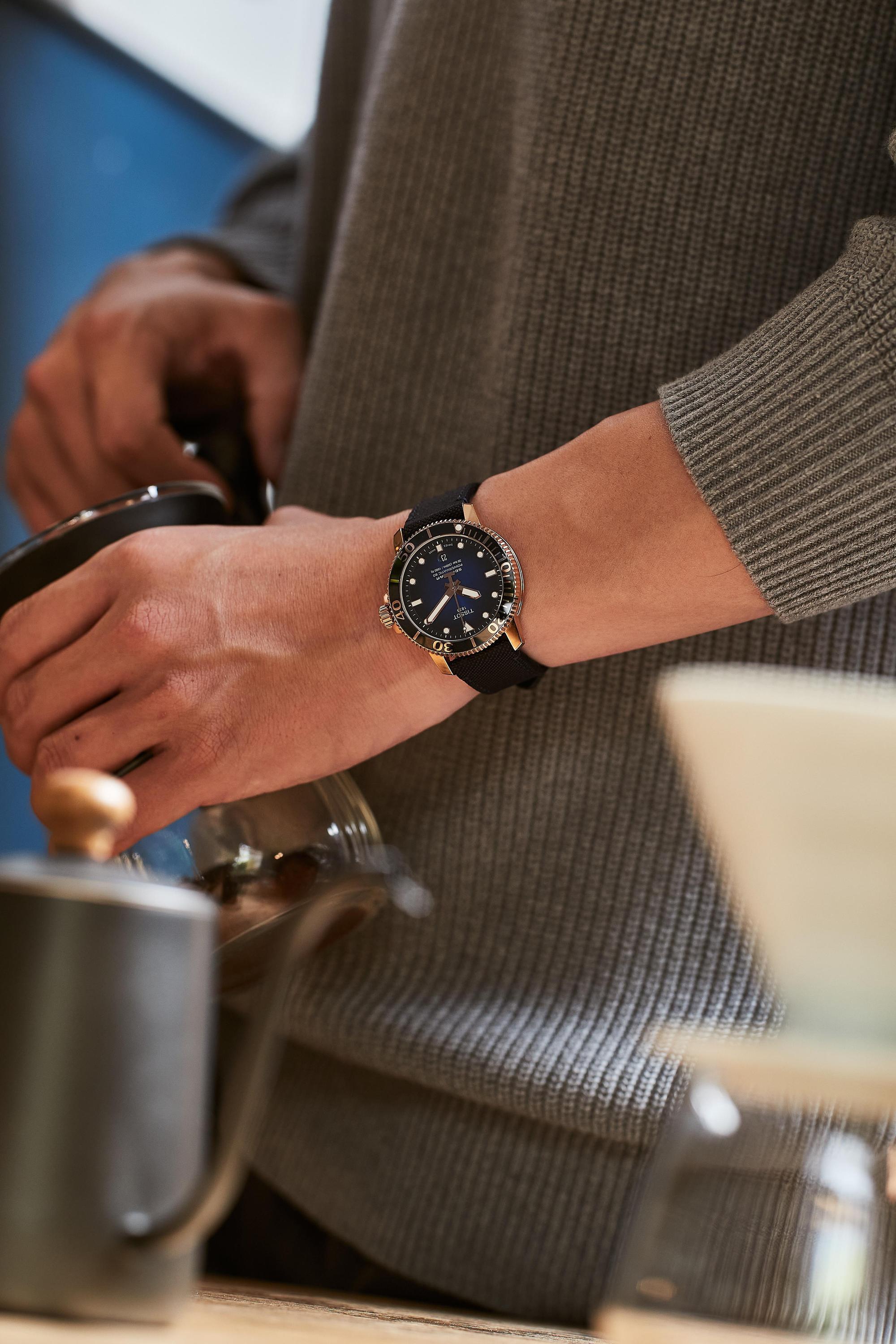 TISSOT SEASTAR 1000海星系列自動款潛水腕錶,神秘藍與優雅金的美麗交錯,彰顯都會奢華的時尚品味質感。