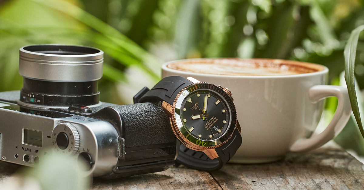 TISSOT SEASTAR 1000海星系列自動款潛水腕錶，擁有玫瑰金PVD錶殼、龍頭和錶耳，配上黑色橡膠錶帶，配色時尚有型！