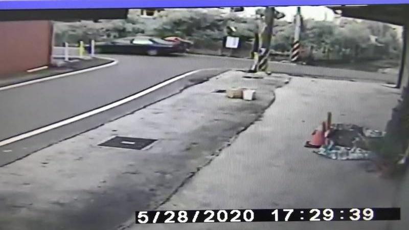 監視器拍下車禍瞬間，肇事車禍幾乎沒有減速，展開一連串追查。（翻攝畫面）