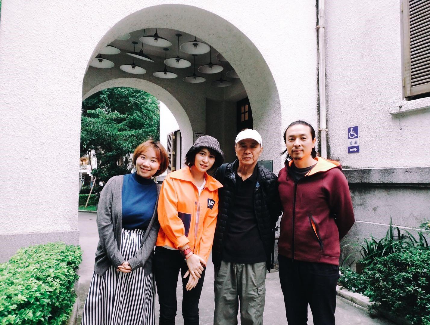 《好好拍電影》攝製「核心三人組」文念中（右一）、潘蘇晨（左二）、姜雯潔（左一）來台訪問導演侯孝賢（右二）。（文念中提供）