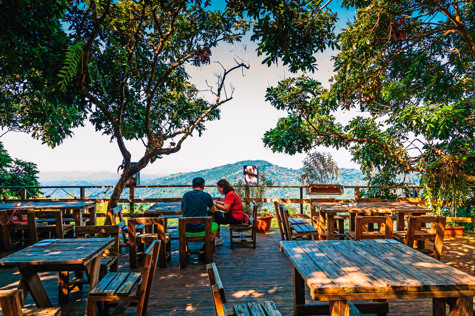 在「大鋤花間」可以享受台南東山的山野風光，據說天氣極好時能看到澎湖。