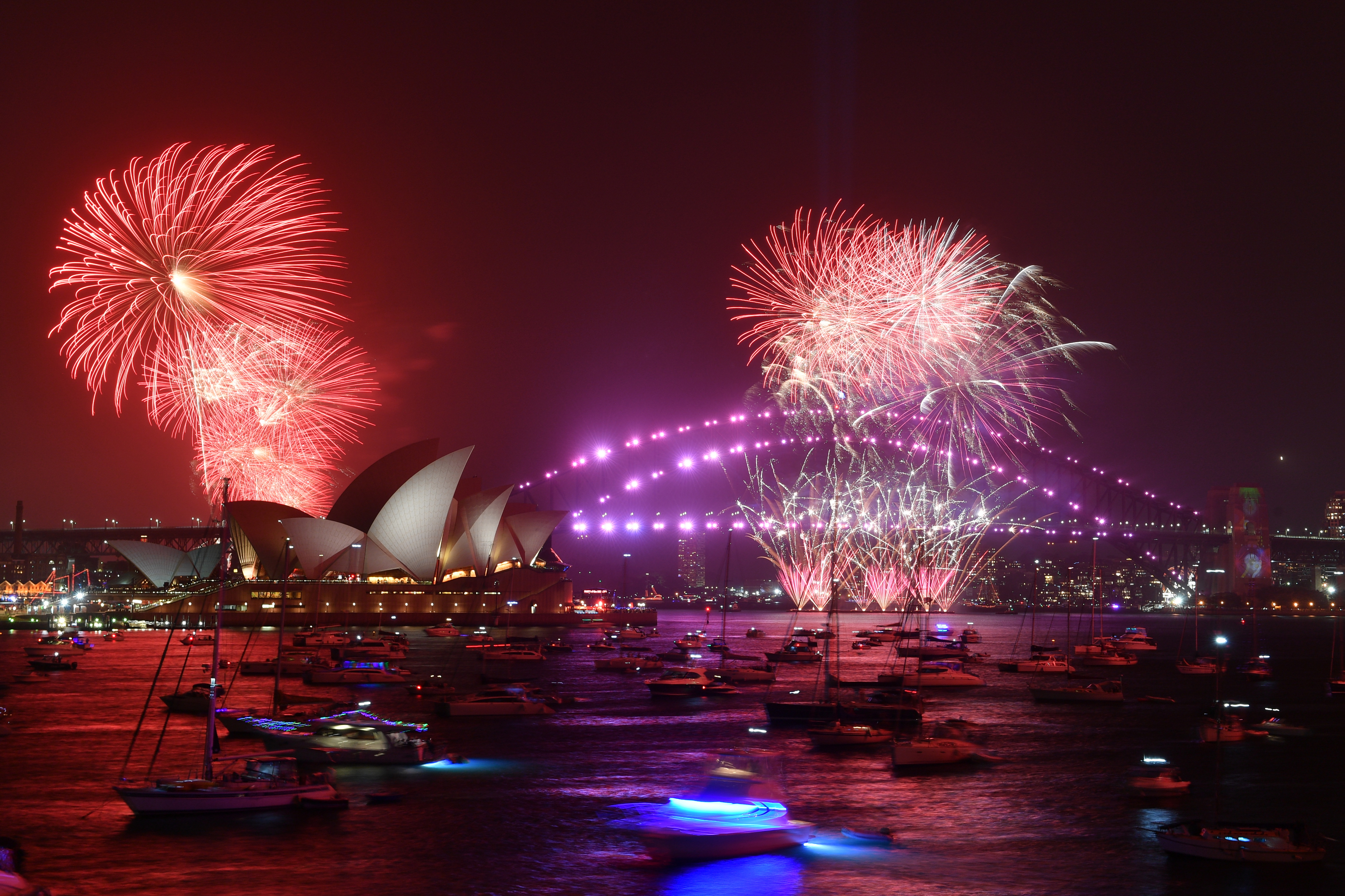 儘管全球武漢肺炎疫情持續嚴峻,國際知名的澳洲雪梨跨年煙火秀仍照辦,圖為迎接2020年的跨年煙火。(東方IC)
