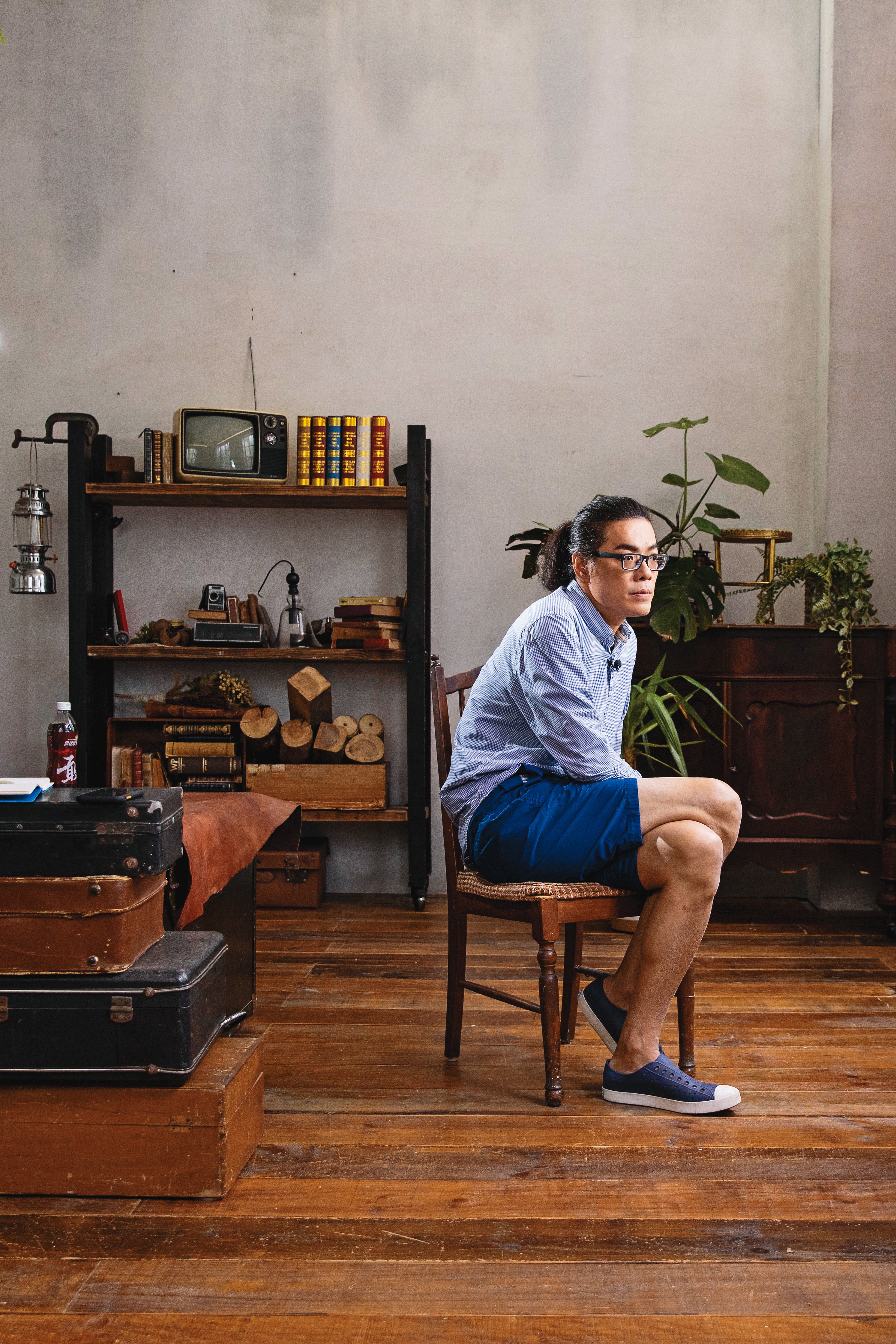 在攝影棚受訪拍攝，一向處於鏡頭後的羅景壬顯得不大自在，很擔心自己姿勢會不會太僵硬。