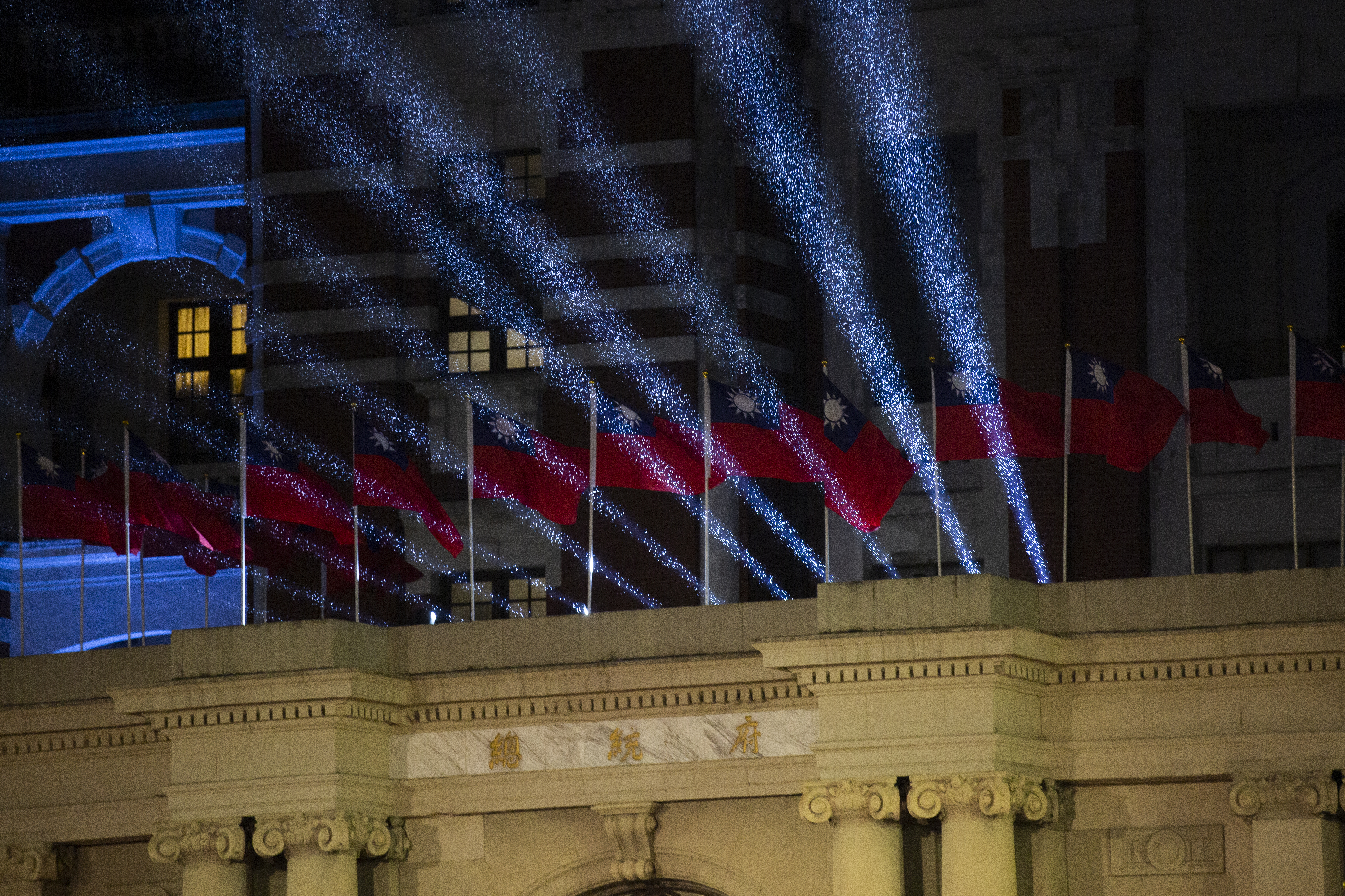 因應首例英國變種病毒株個案，總統府元旦當天升旗典禮取消民眾進場觀禮。（本刊資料照）