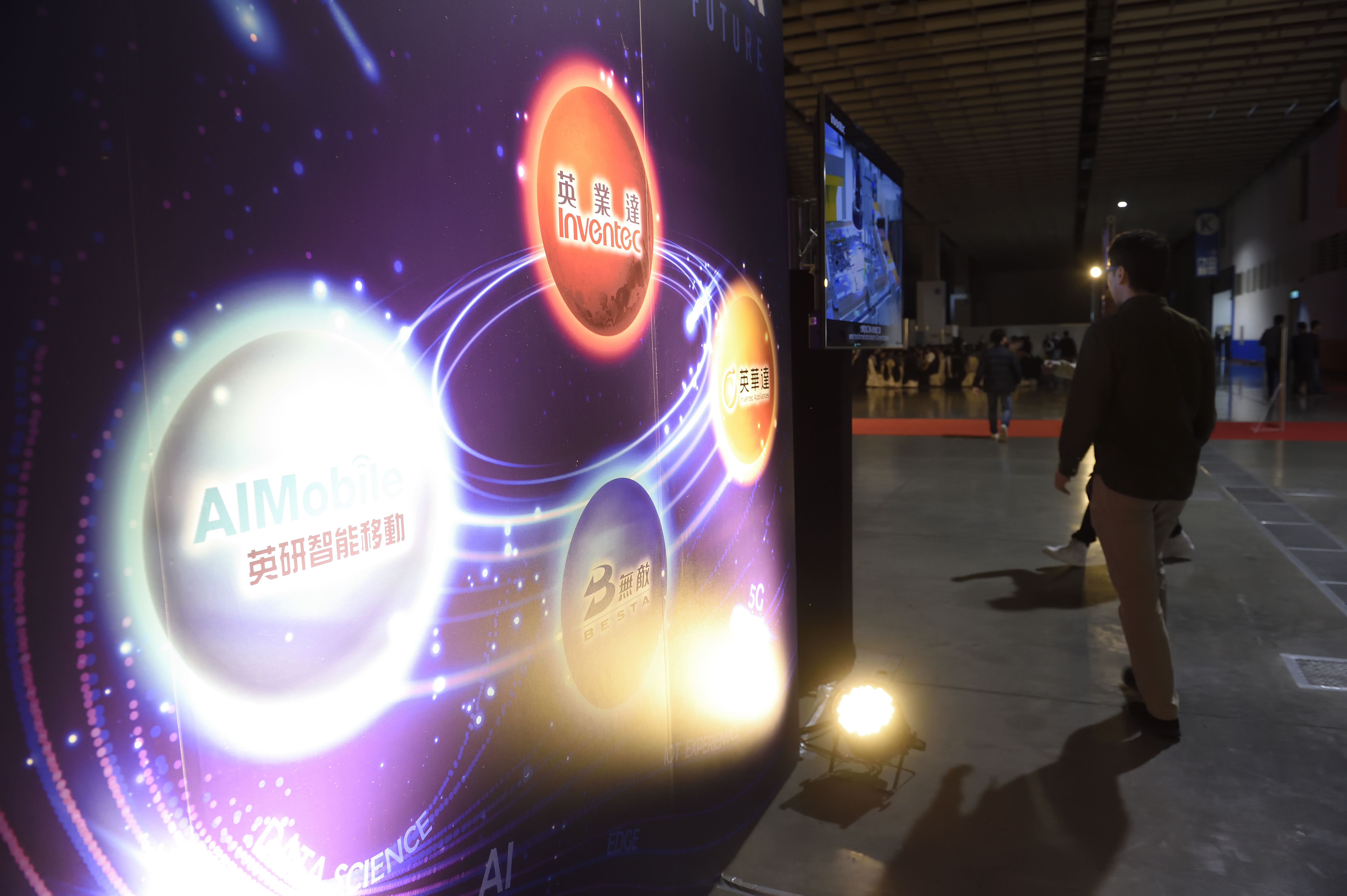 喬飛習慣買下整個看好或熟悉的產業，例如他就買下整個筆記型電腦產業，其中包括廣達、英業達等。