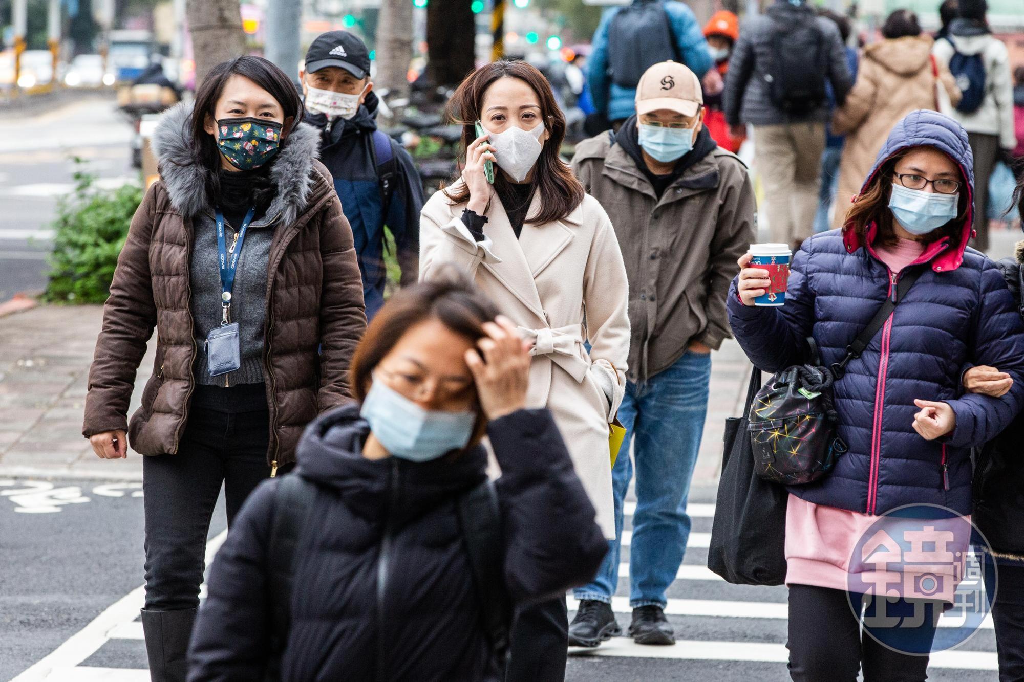 超強寒流來襲全台變得冷吱吱,中央氣象局提醒民眾要做好防寒準備。