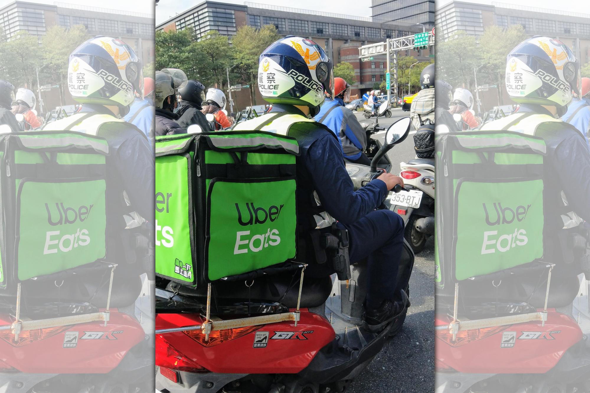 有民眾拍到一名警察騎著外送機車的照片。(翻攝自「爆廢公社公開版」臉書)
