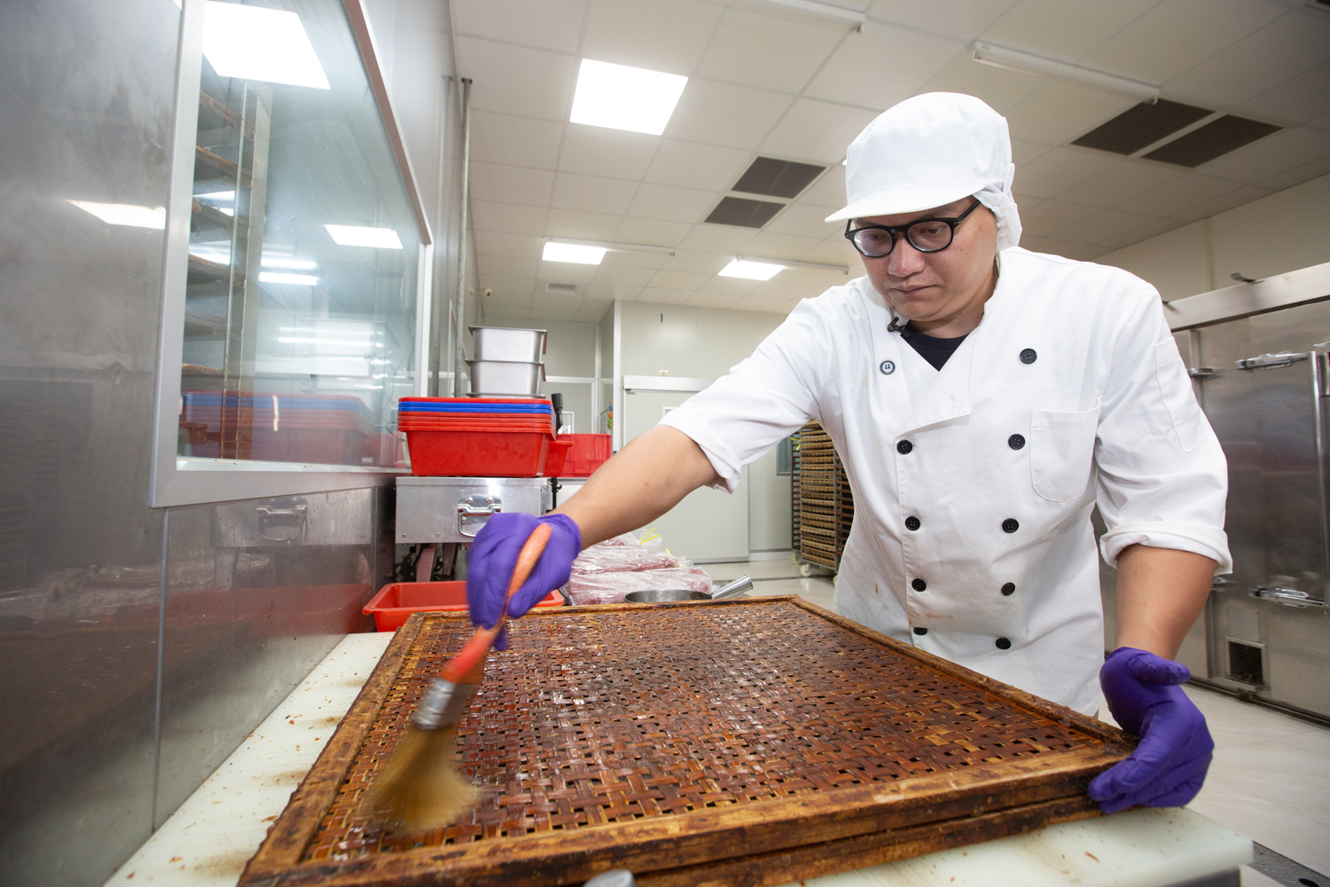 竹笞使用前要反覆刷豬油、曬乾，「養」六個月，用來烘烤肉乾可以抗沾黏、吸油，使用一個月就得汰換。