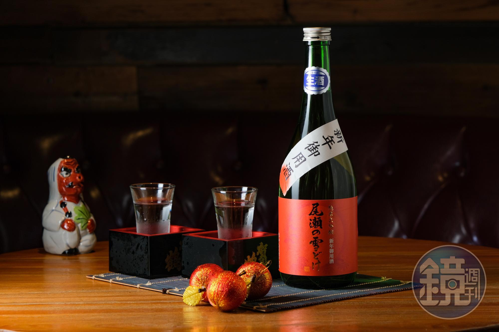 「尾瀨雪融 純米大吟釀 新年御用酒」是龍神酒造為新年低溫釀製的祝賀酒,精米度39%是日文Thank You的諧音。(1,980元/瓶、720ml)