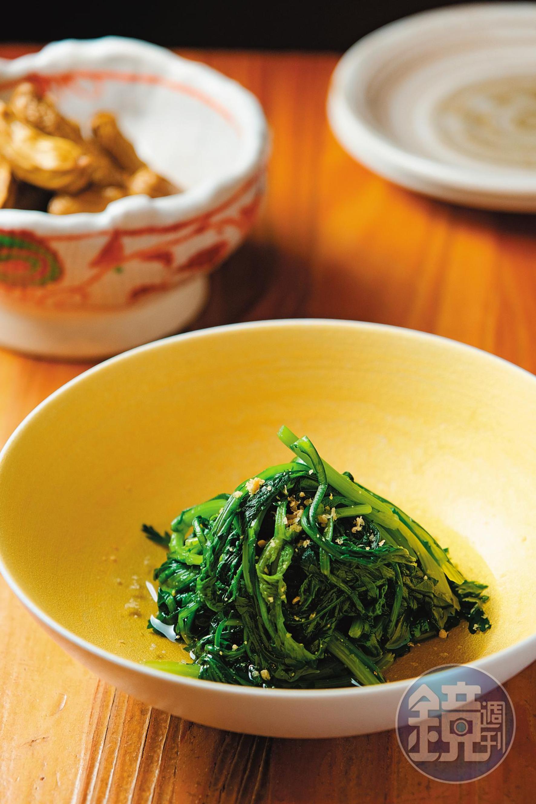時令蔬菜如「山茼蒿浸物」(前,130元/份)和落花生醬油煮(後,160元/份)都適合搭年輕的酒。