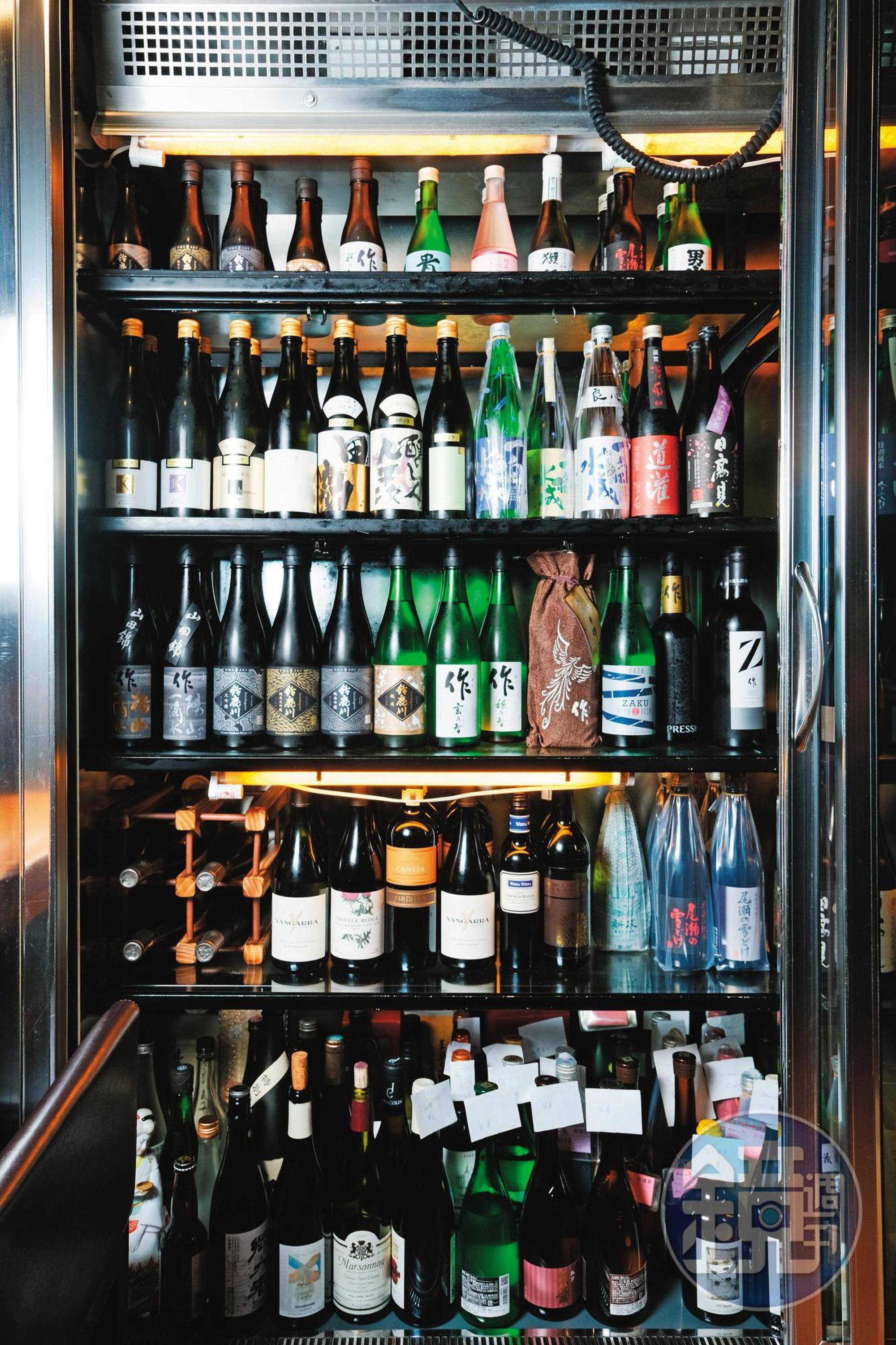 到歐子豪開的居酒屋「Hanabi」,冷藏櫃裡隨時備有多款日本酒。