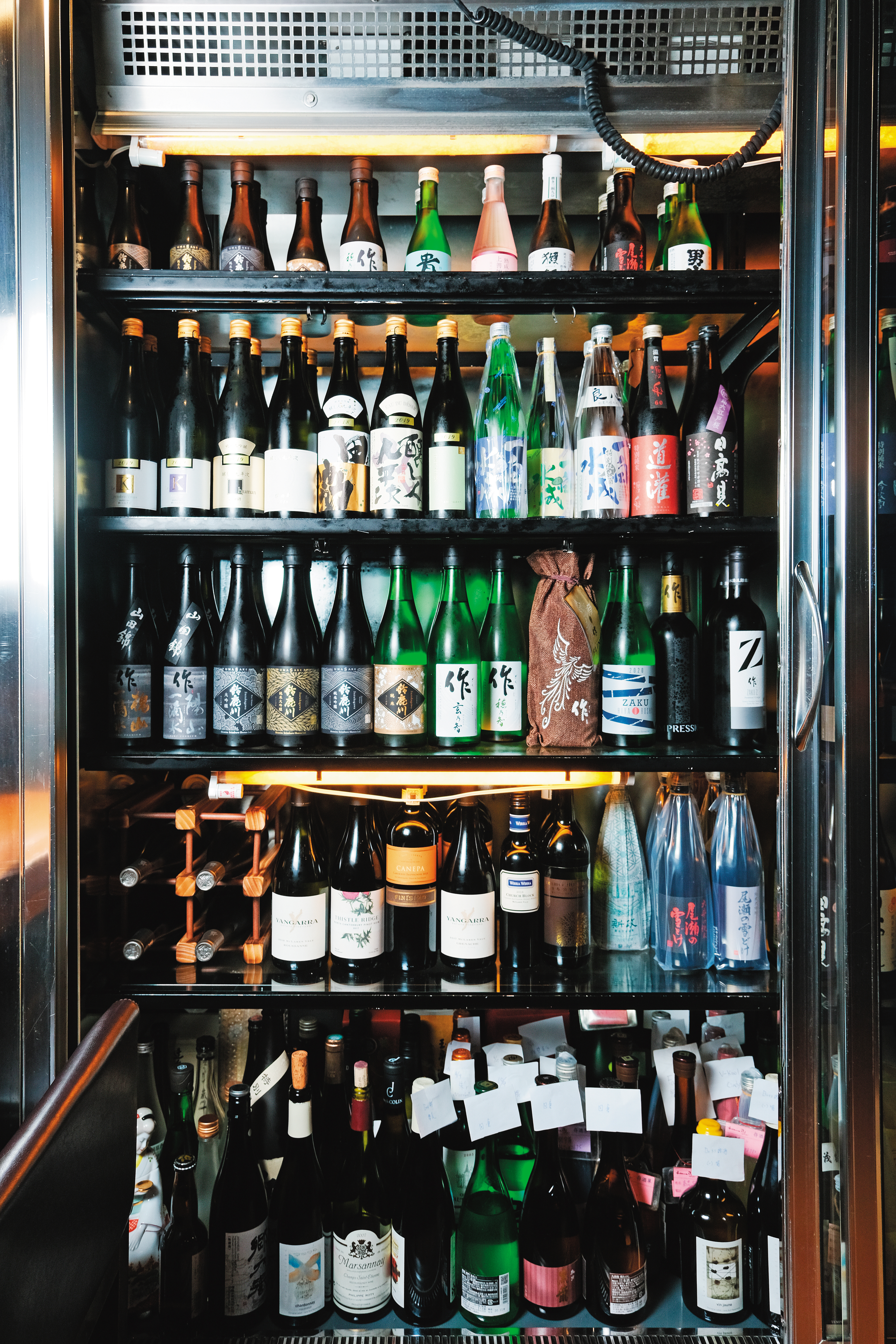 到歐子豪開的居酒屋「Hanabi」，冷藏櫃裡隨時備有多款日本酒。