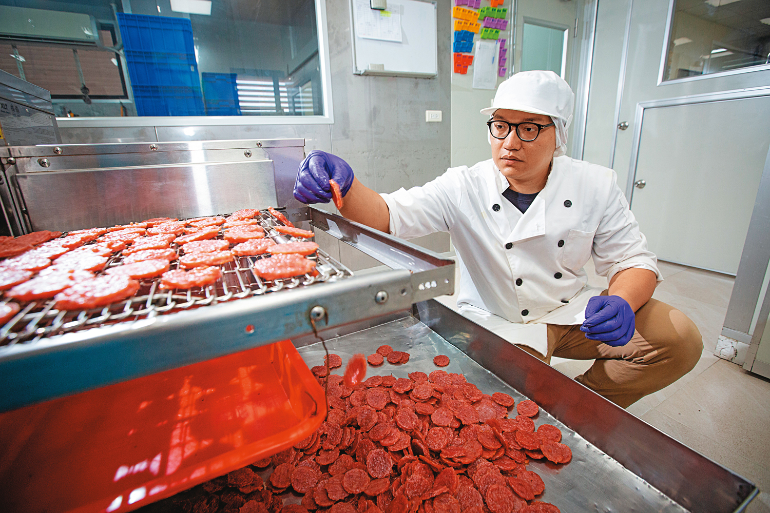 邱信翰回家接班後從頭學起烘烤肉乾的技巧，家裡的肉乾都是用溫度先低後高的二階段烤法，逼出油脂、帶出香氣。