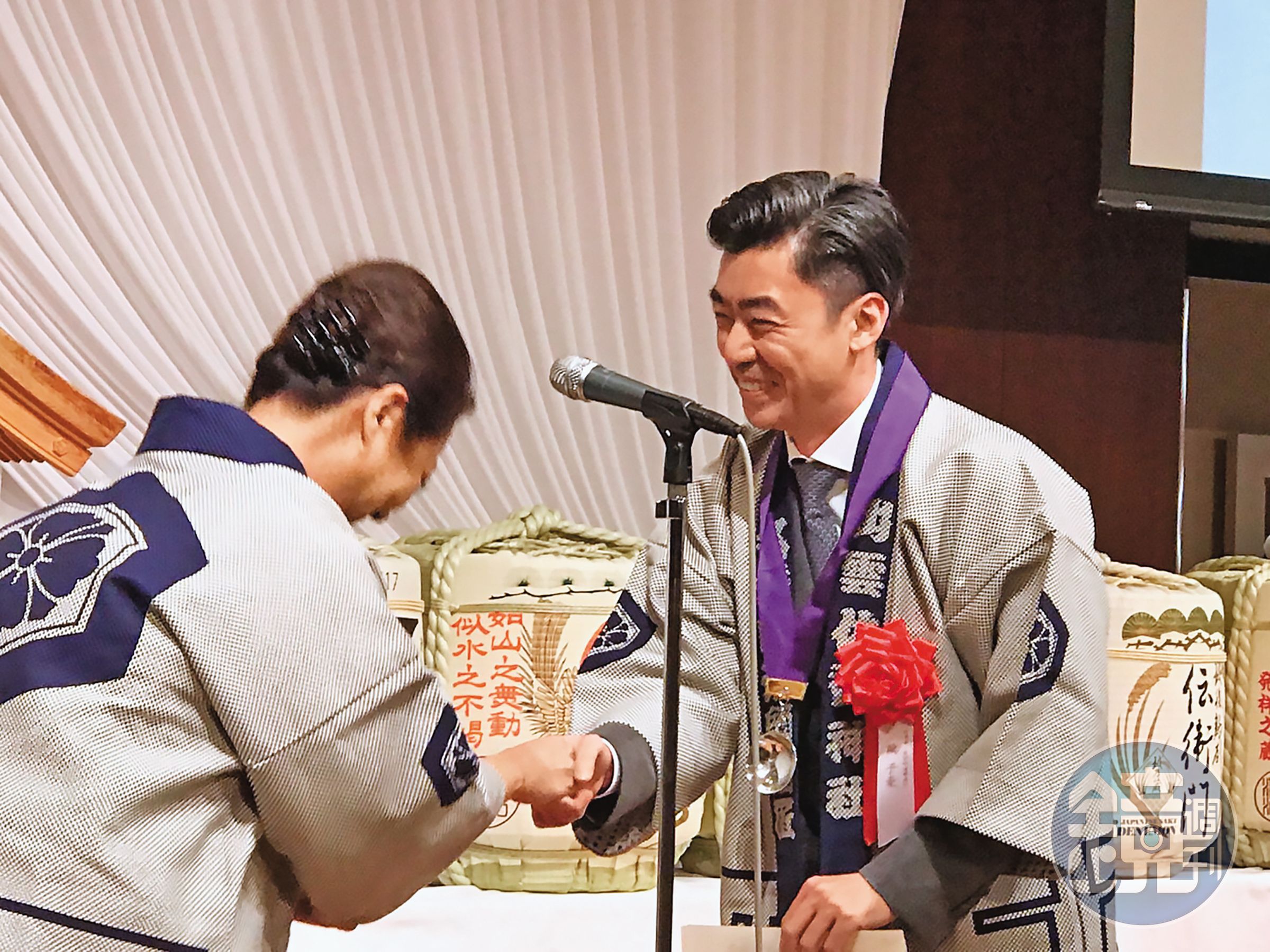 在日本推廣與學習清酒的過程中，歐子豪（右）經常獲得各種表彰。（歐子豪提供）