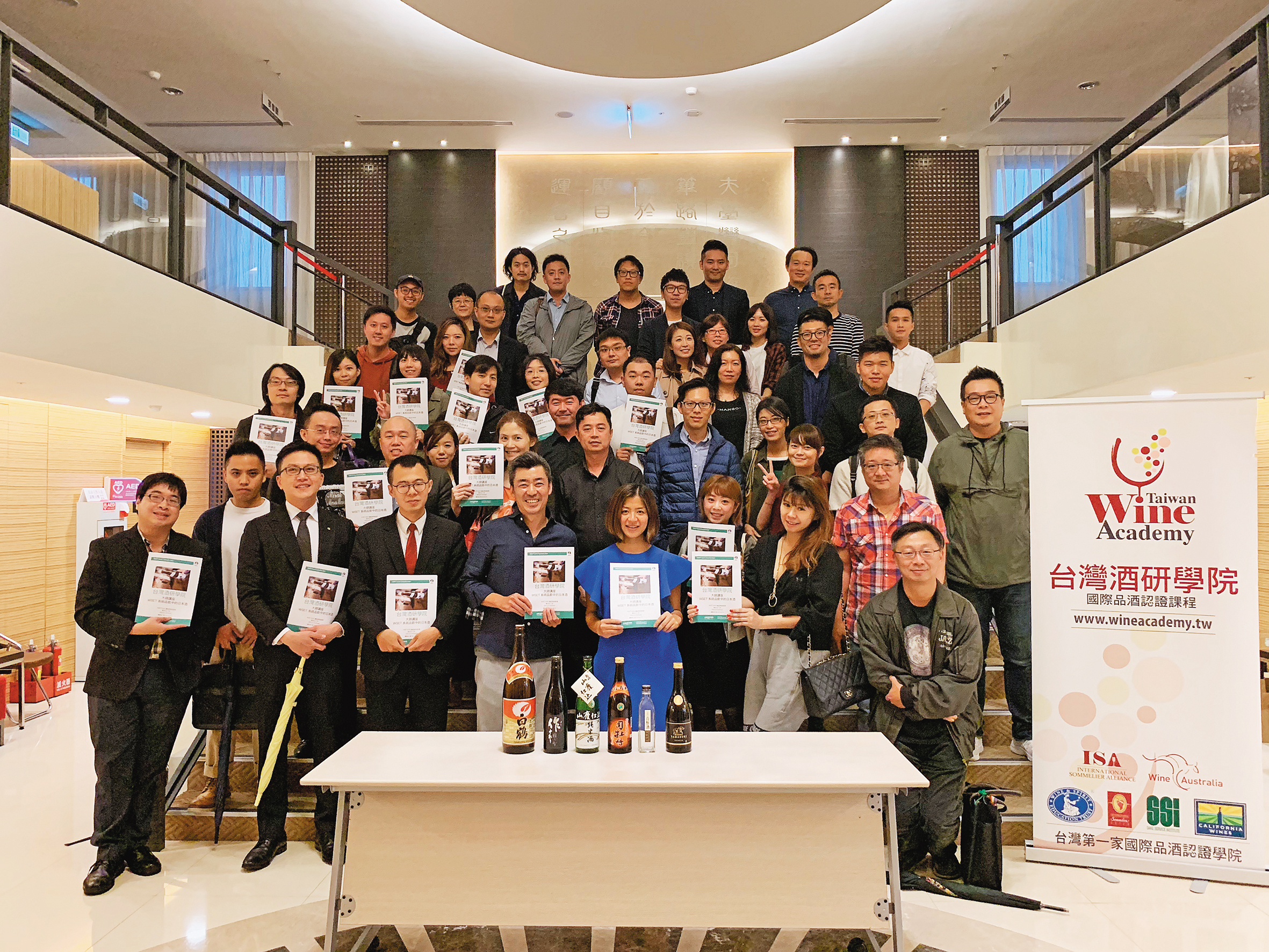 歐子豪（前排左四）是台灣酒研學院的固定講師，台灣想學日本酒的人，大都上過他的課。（歐子豪提供）