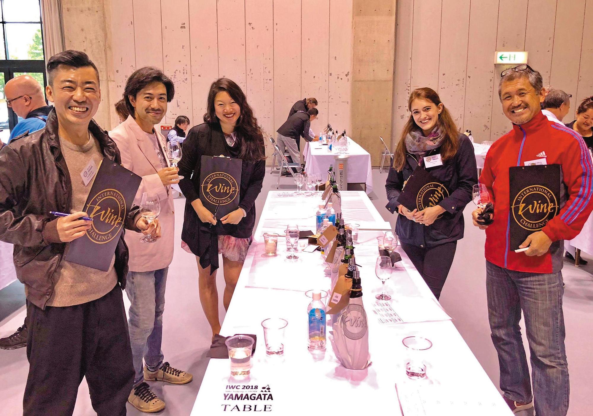 身為英國系統WSET日本酒講師,歐子豪(左一)常到各地擔任酒類競賽評審。(歐子豪提供)