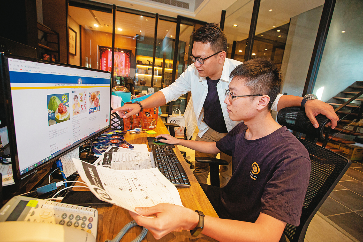 邱信翰(白衣)幾年前重新整理官網,也與網購業者合作,讓水根肉乾在網路上打出名號。