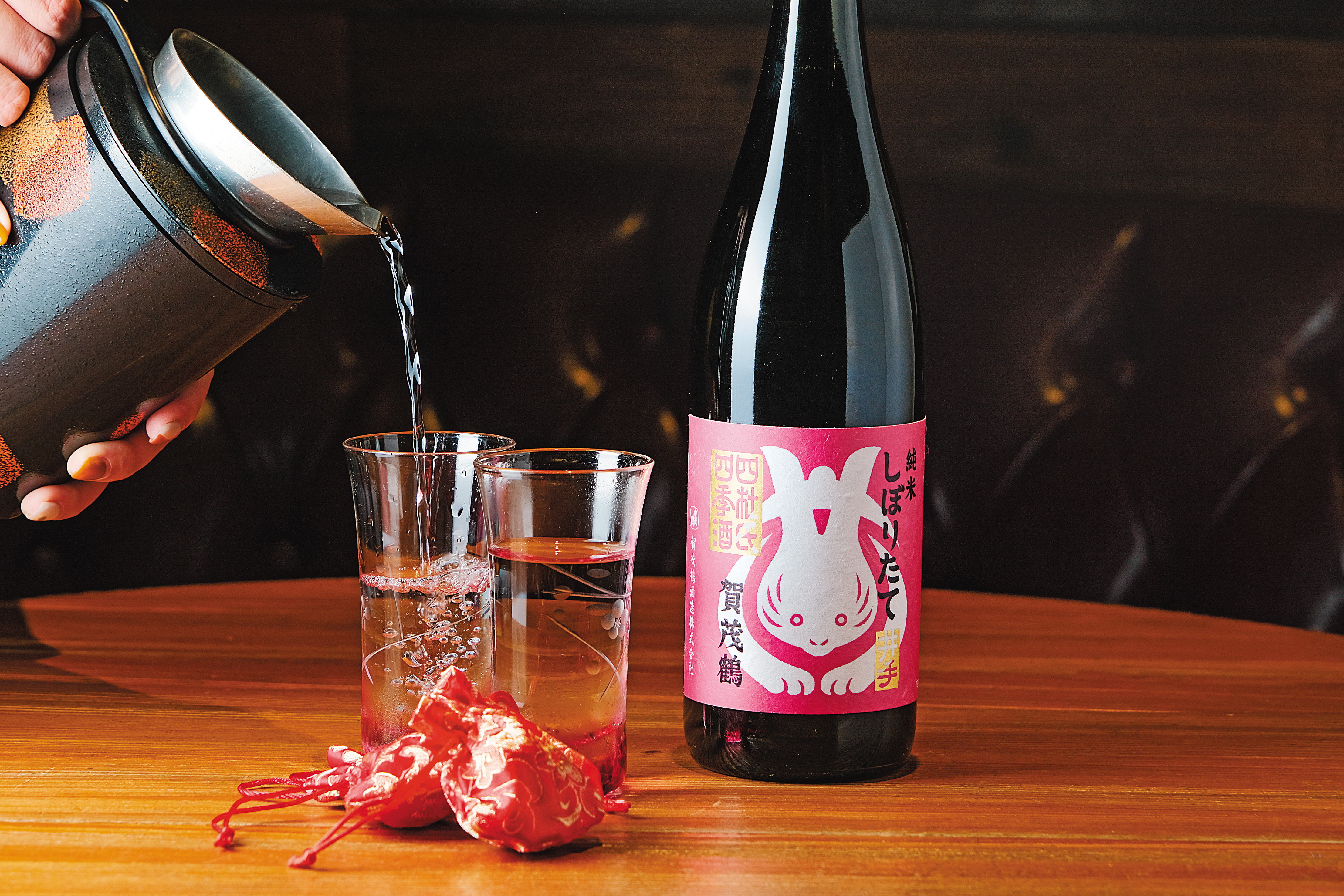 「賀茂鶴初榨純米酒」是杜氏四季酒之冬季限定酒，能品嘗到初榨酒的鮮活香氣與細緻乾淨的口感，令人聯想到純潔可愛的雪兔。（1,350元／瓶、720ml）