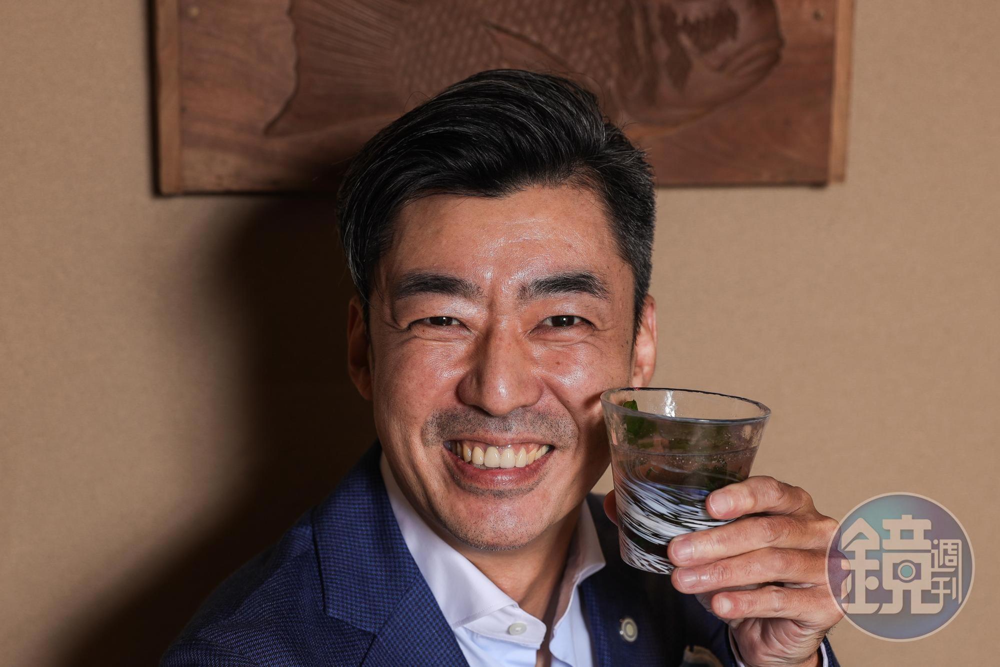 歐子豪在清酒領域深耕多年,2020年因疫情暫緩腳步,卻也沒閒下來,剛好趁此空檔整理以往累積資料,也重新思考未來方向。(葉琳喬攝)