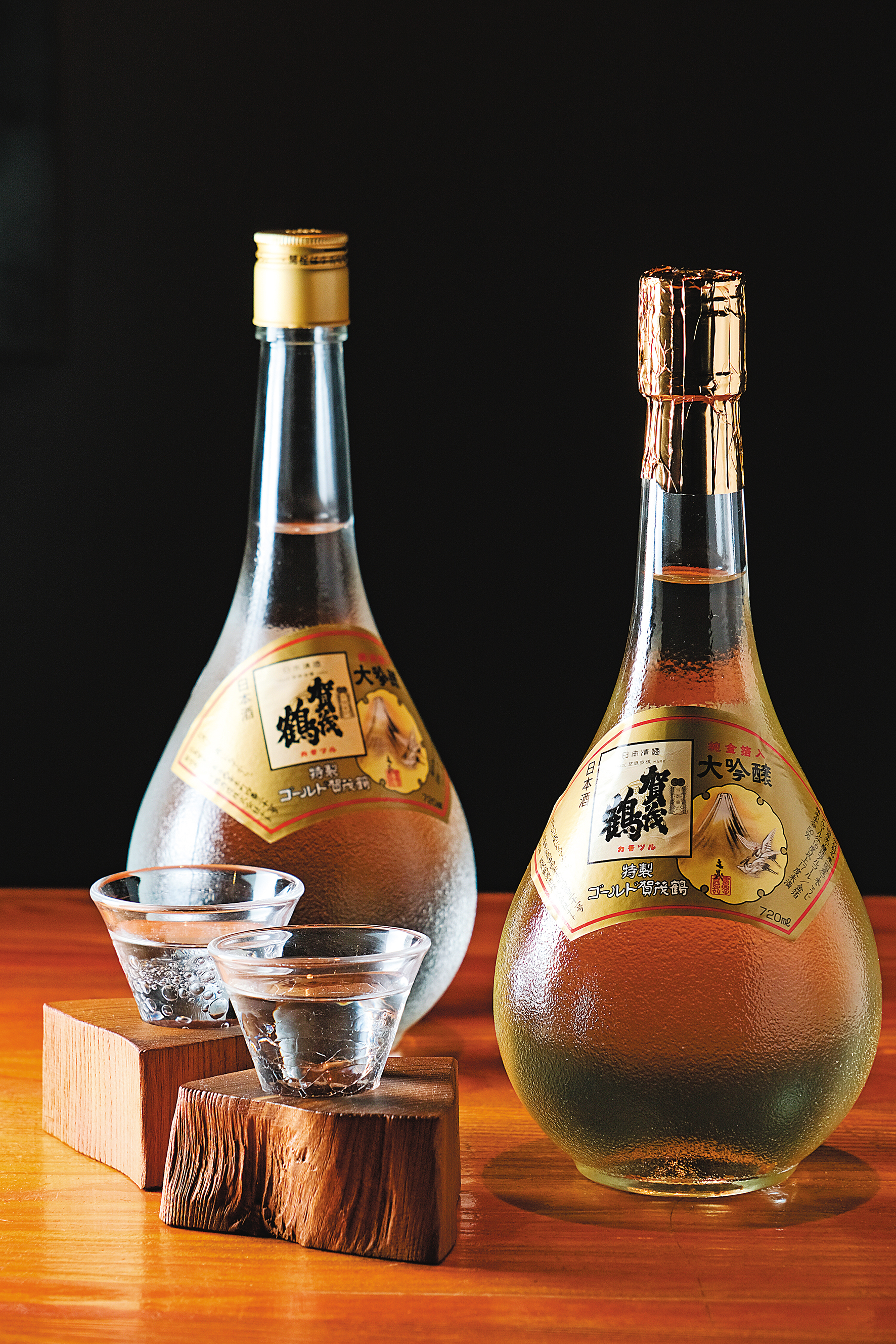「賀茂鶴 特製黃金大吟釀」內含櫻花形狀的金箔，是2014年4月日本前首相安倍晉三在壽司之神小野二郎的「數寄屋橋次郎」，宴請美國前總統歐巴馬時，用餐搭配的清酒之一。（1,970元／瓶、720ml）