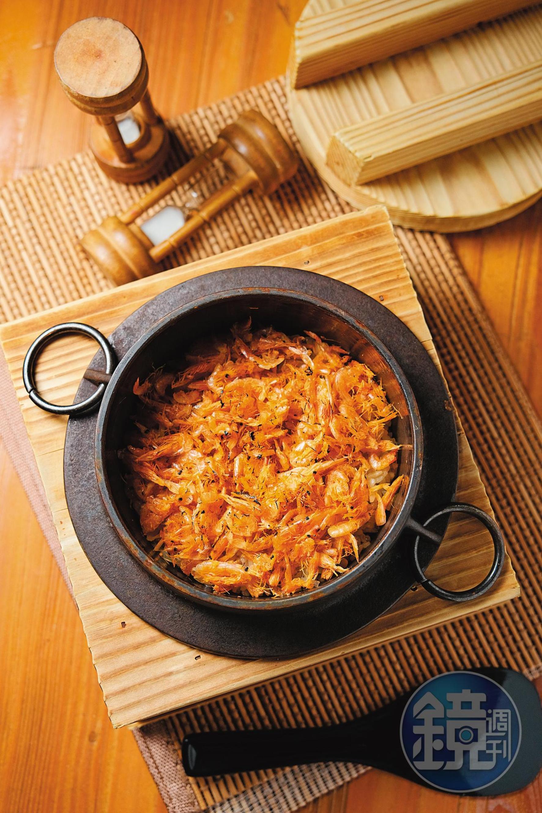 略帶焦香感的「櫻花蝦釜飯」,也可駕馭大吟釀風味。(400元/份)