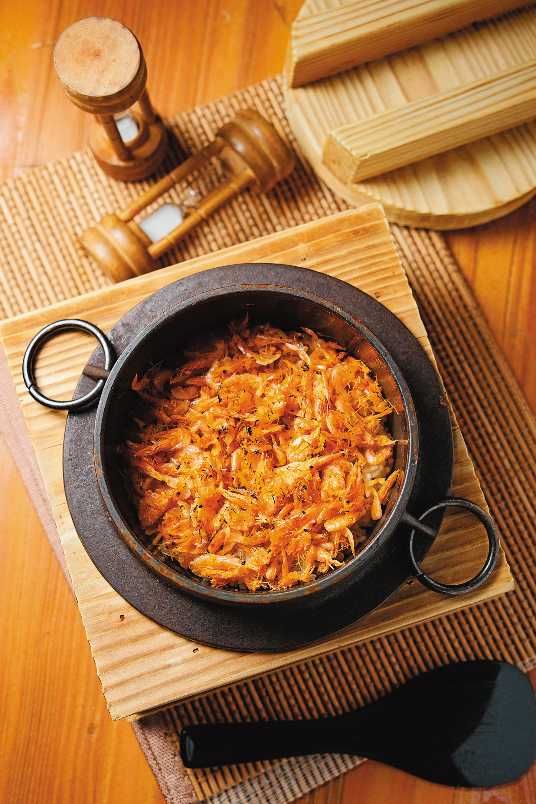 略帶焦香感的「櫻花蝦釜飯」，也可駕馭大吟釀風味。（400元／份）