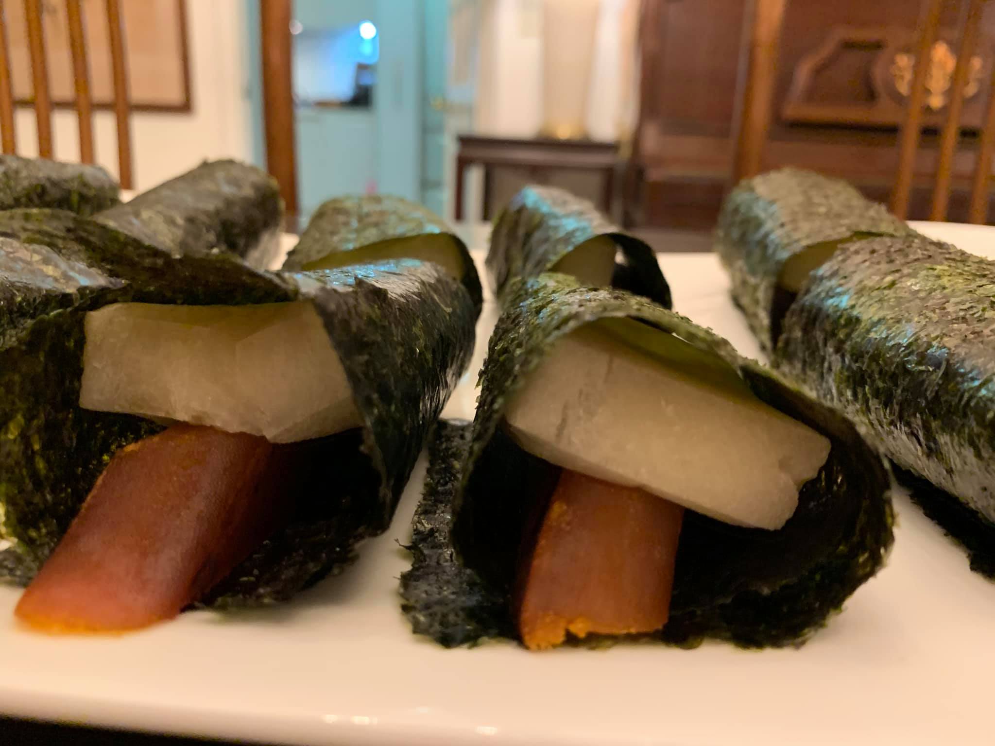 「海苔年糕烏魚子」是結合台日特色的烏魚子新吃法，材料與做法都簡單，推薦大家趁假期時在家嘗試。