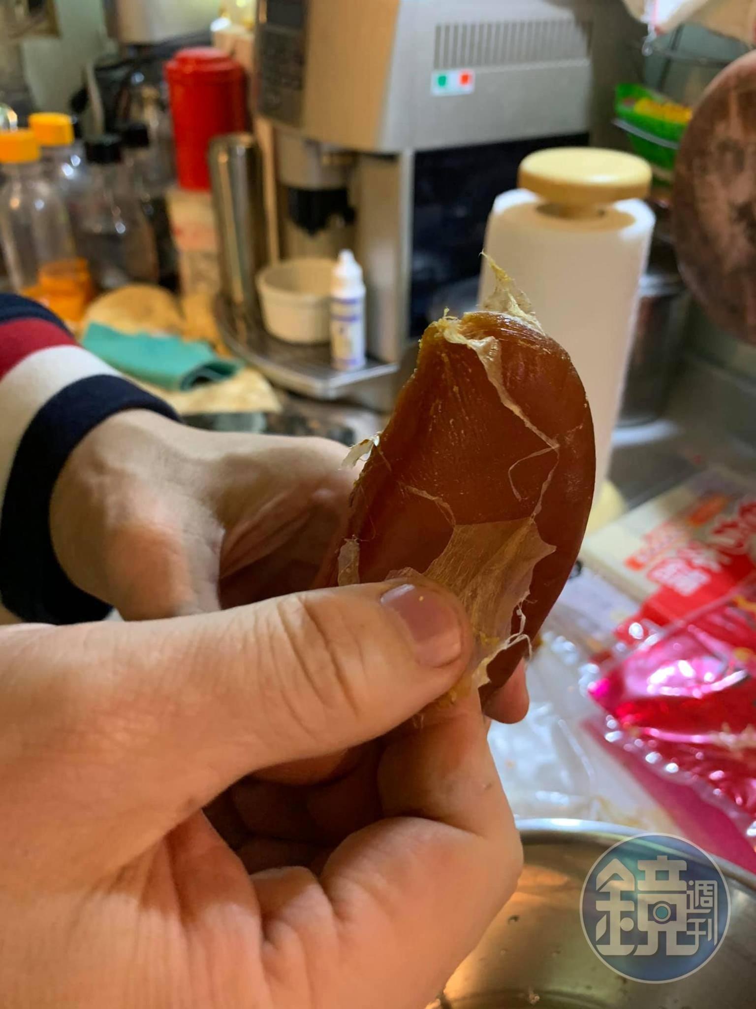 烏魚子撕去薄膜，浸一會兒米酒。