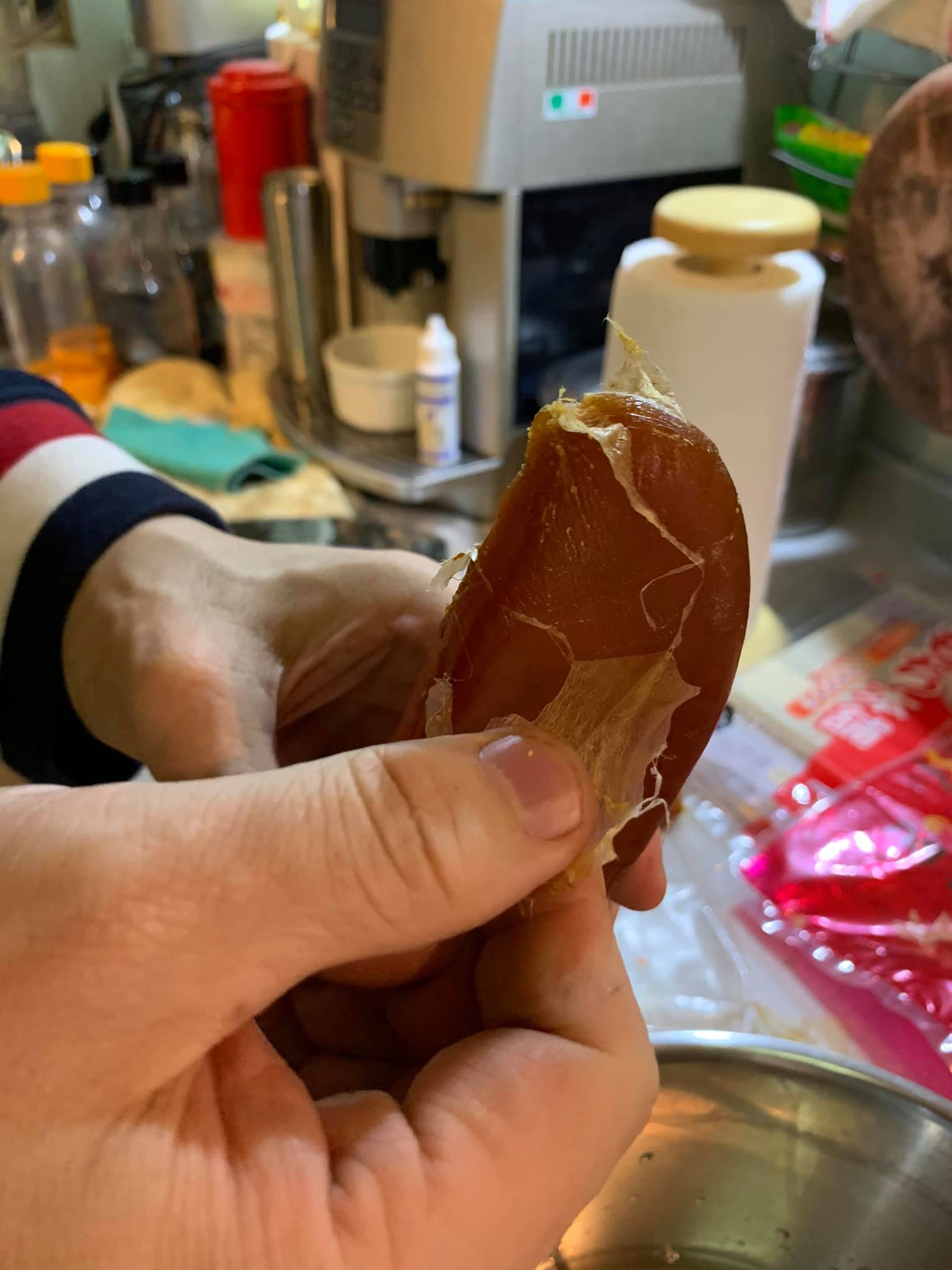 烏魚子撕去薄膜，浸一會兒米酒。