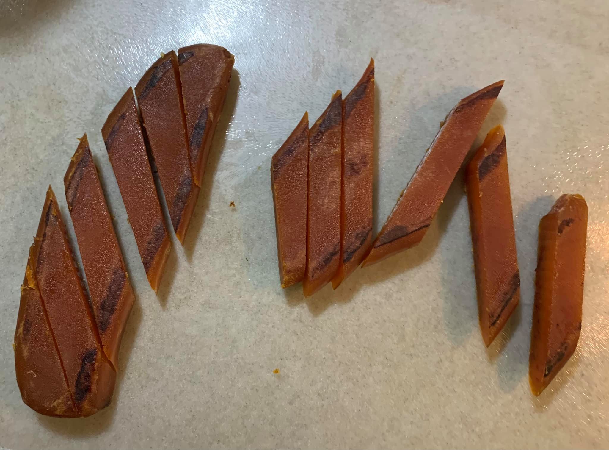 烏魚子切厚片備用。