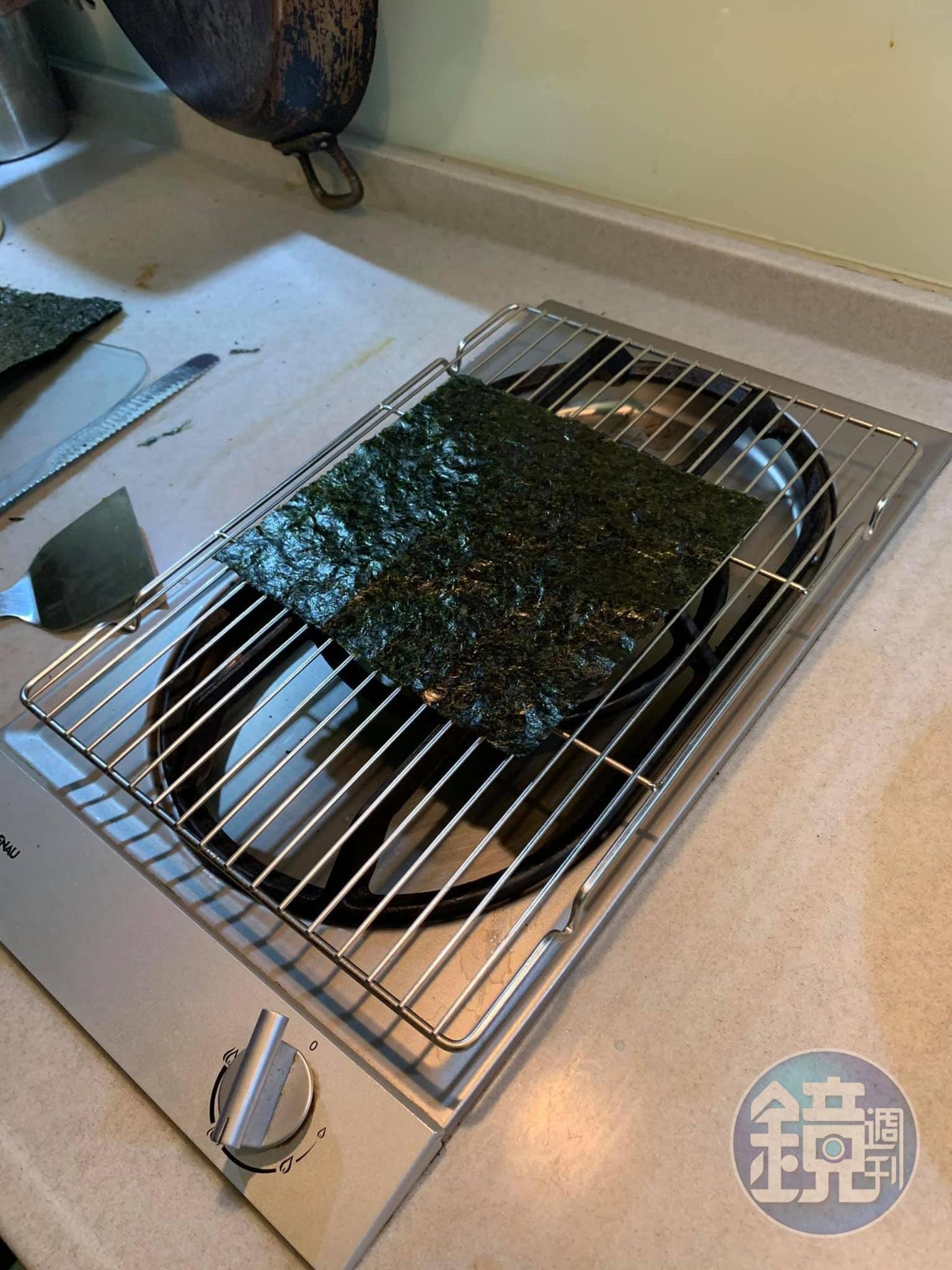 開始烤海苔。