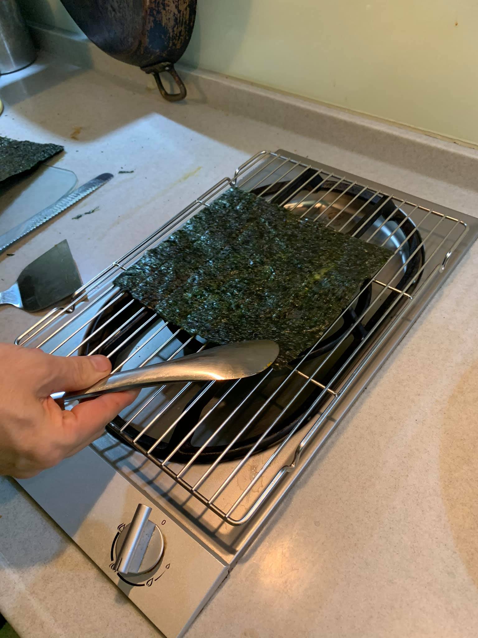 迅速翻面，移開。
