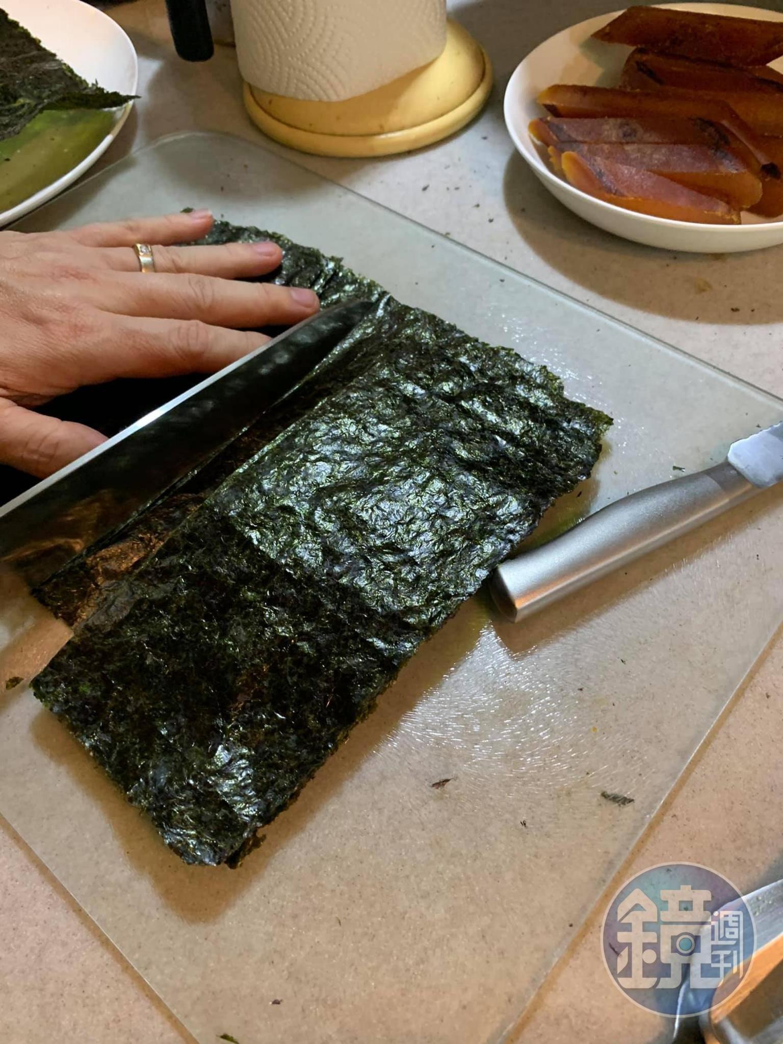 將海苔切成適當大小。