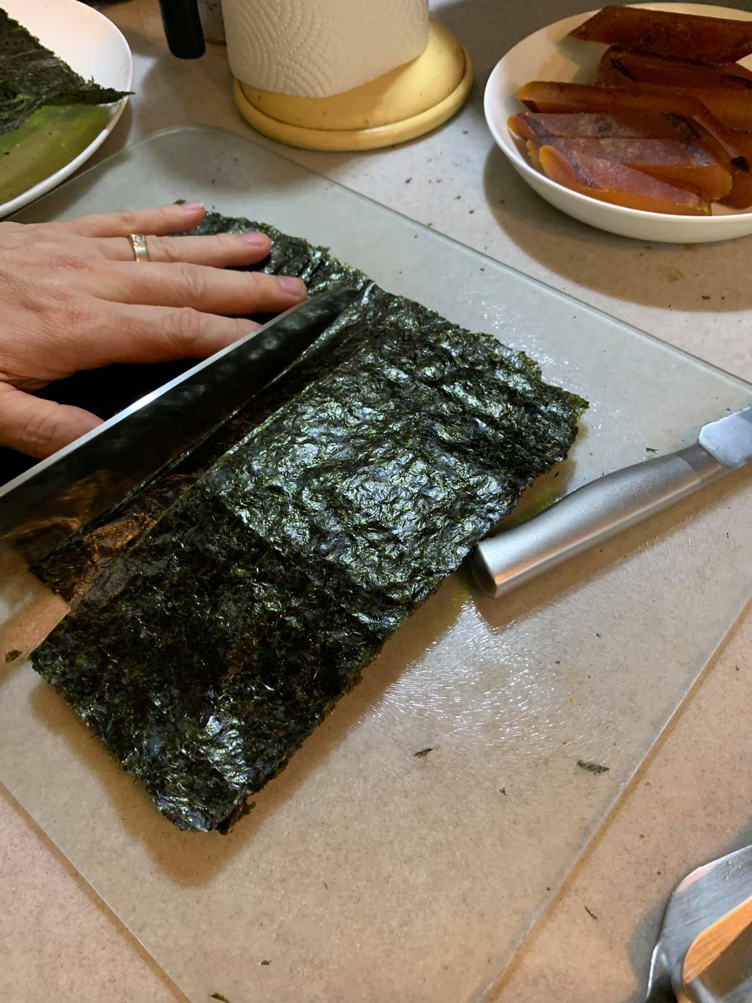 將海苔切成適當大小。