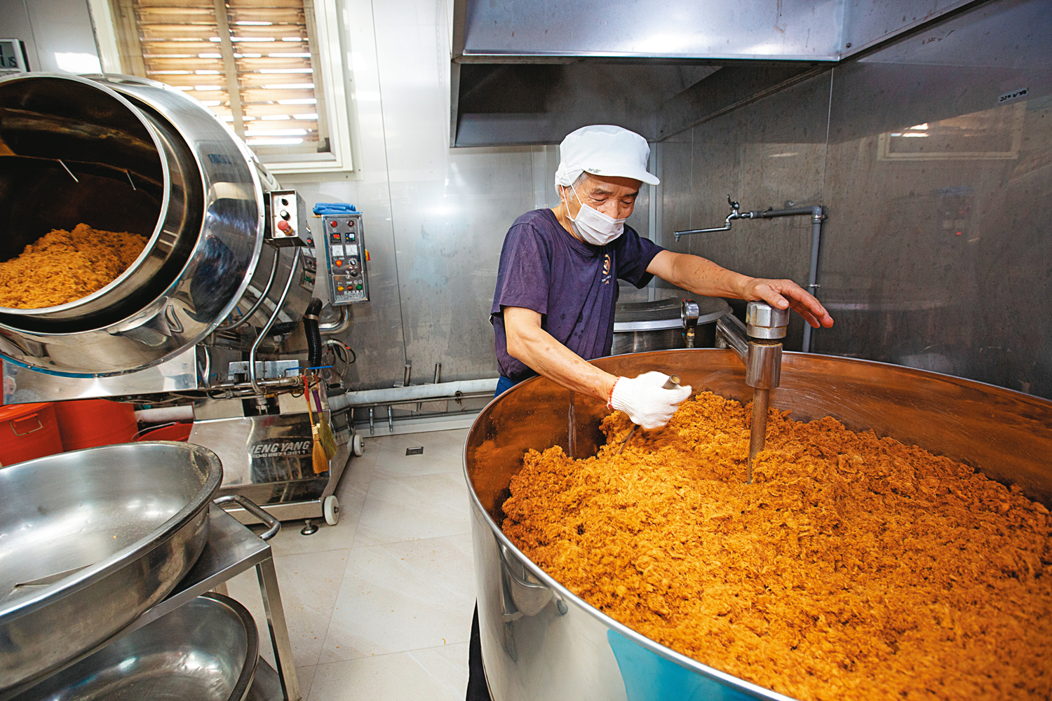 今年七十三歲的歐馬相十九歲就到水根肉乾當學徒，認真要把師傅邱水根教導的炒肉鬆工夫傳承給少年頭家。