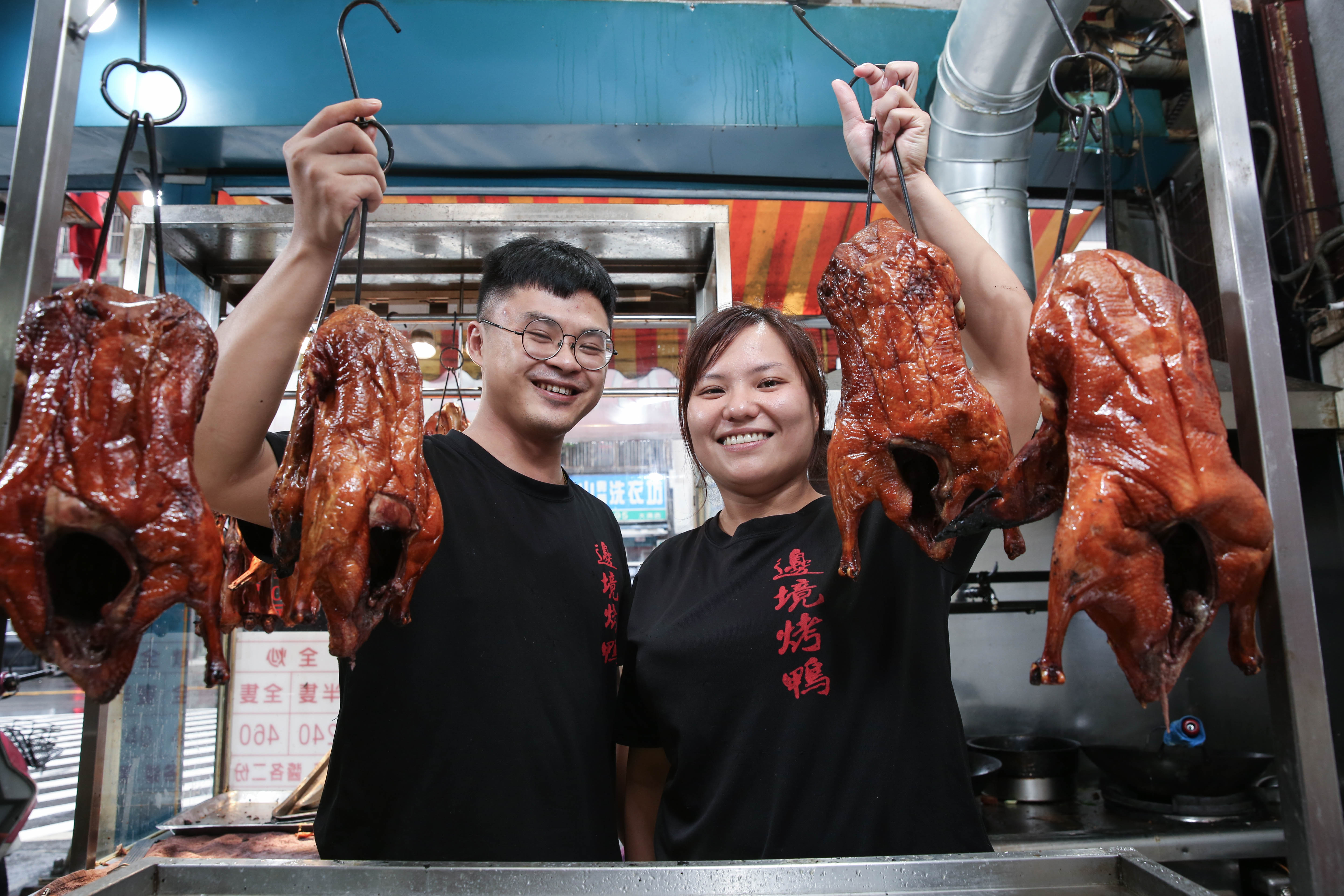 曾是𨑨迌囝仔的劉家文（右）為愛改變，與妻子卓仲婷（左）齊心經營烤鴨店。