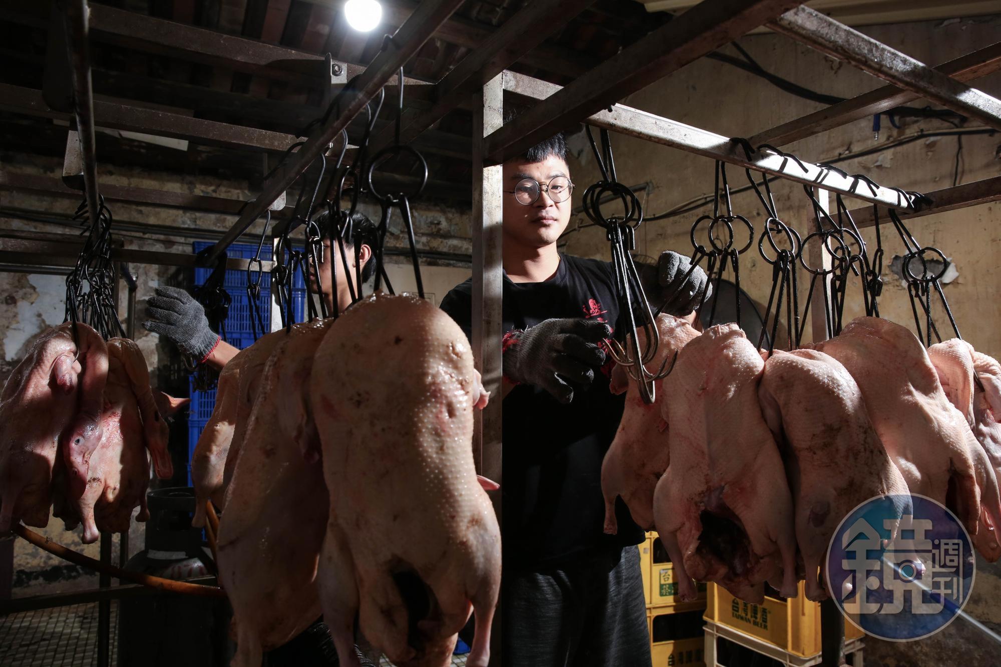劉家文出生在複雜的家庭環境，一度放棄自己走偏，直到接觸烤鴨，才找到人生方向。