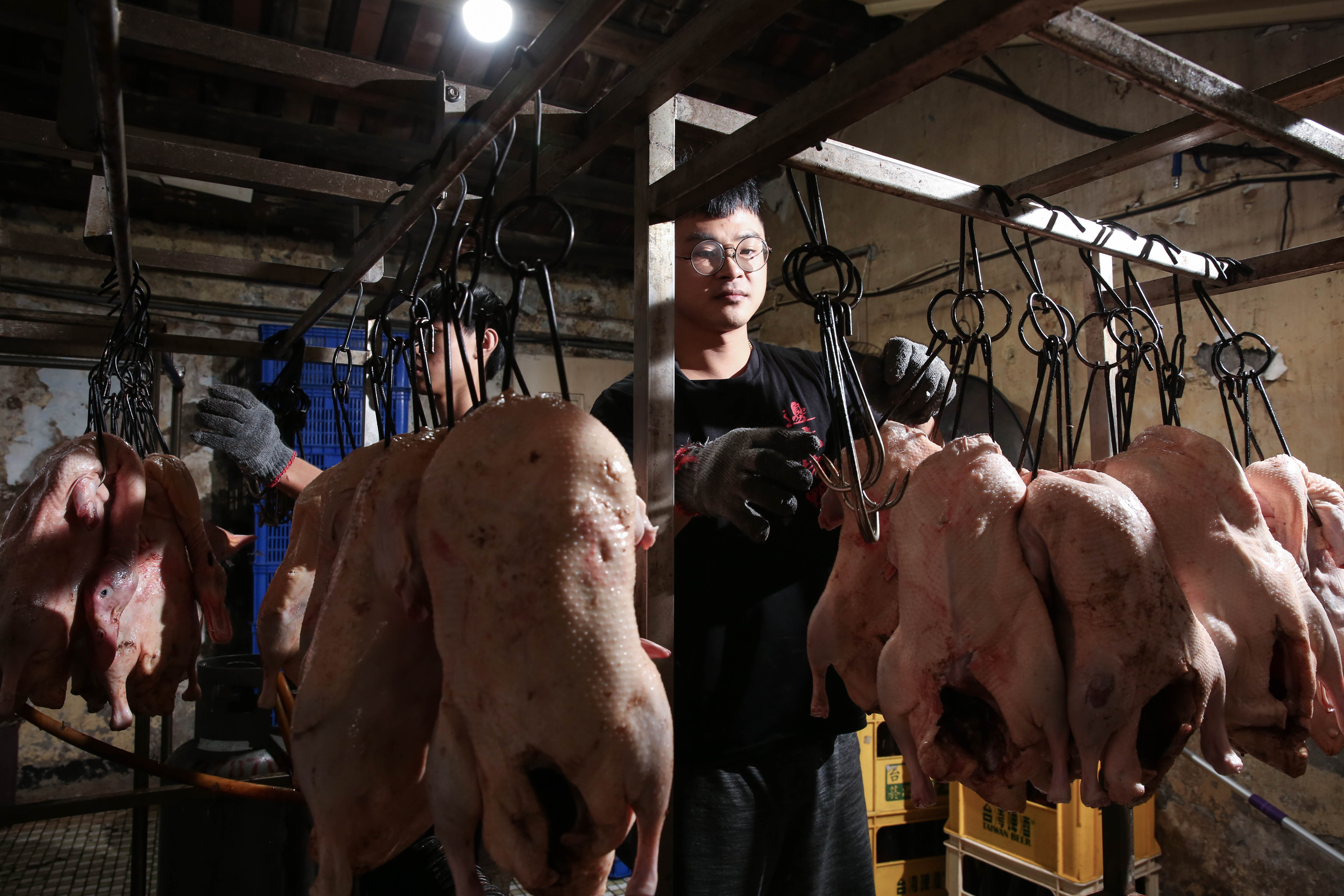 劉家文出生在複雜的家庭環境，一度放棄自己走偏，直到接觸烤鴨，才找到人生方向。