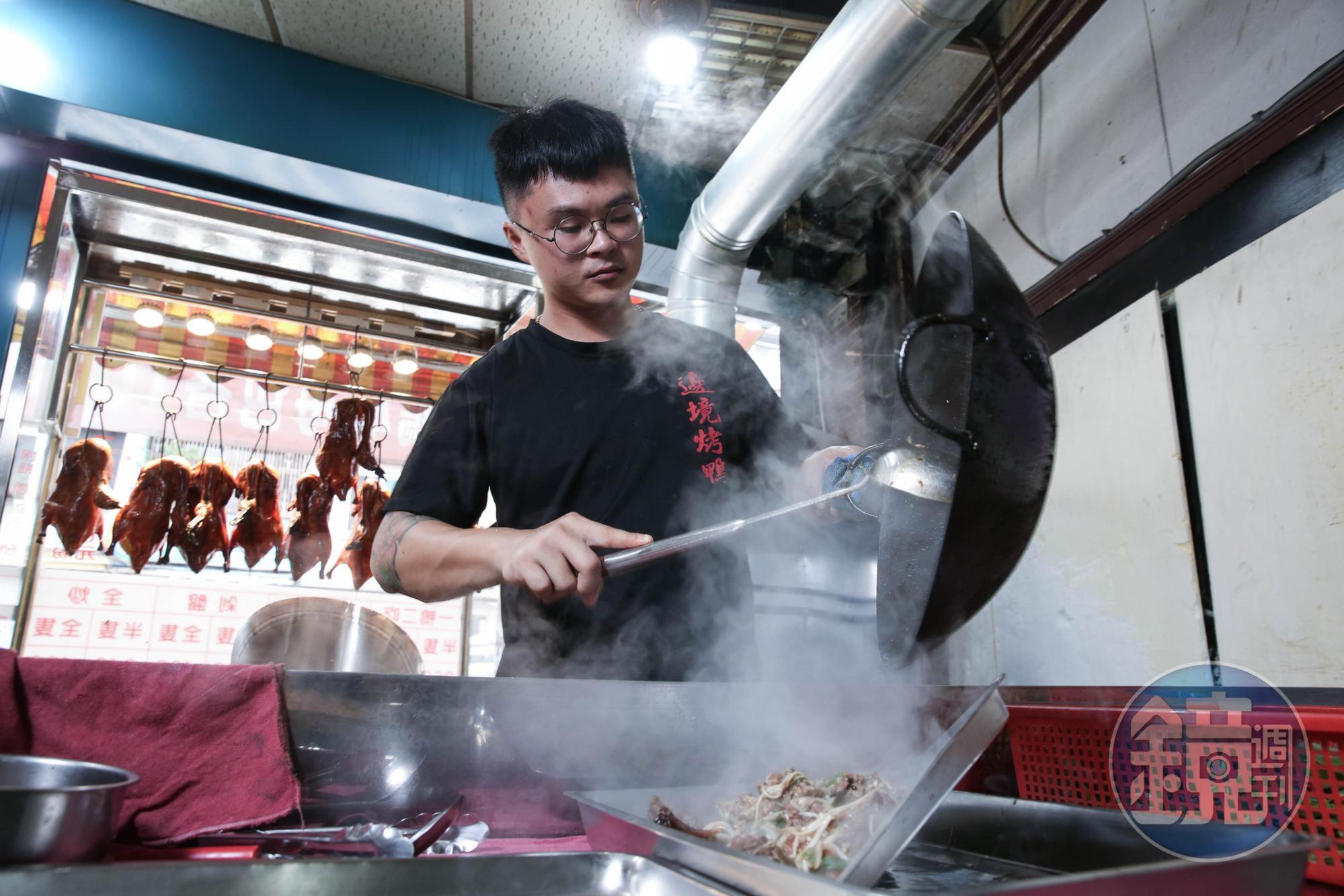 為了導正劉家文，家人將他送到板橋烤鴨店學藝，希望遠離是非之地。