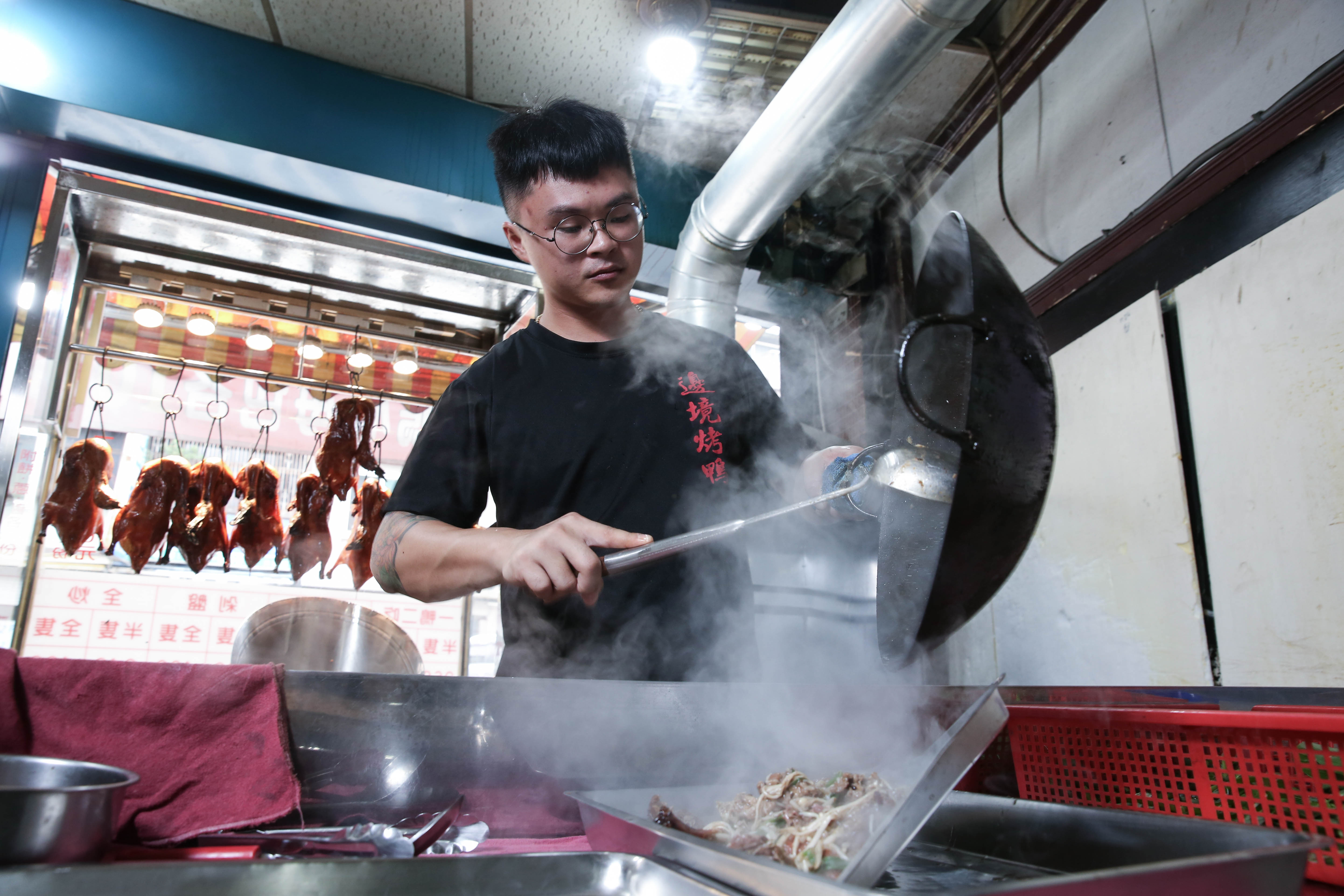 為了導正劉家文,家人將他送到板橋烤鴨店學藝,希望遠離是非之地。