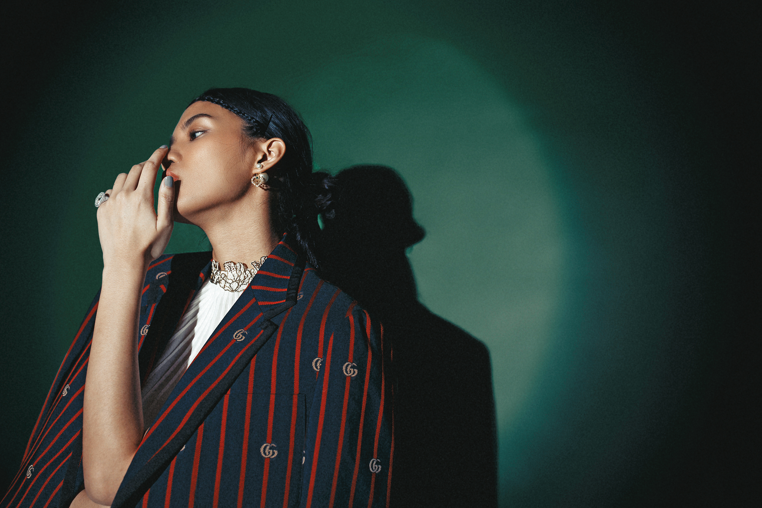 藍紅條紋GG Logo翻領夾克NT$98,000 by GUCCI;米白色金線刺繡領口洋裝NT$215,700 by Chloé;Tribales多彩水晶與珍珠耳飾NT$21,500 by DIOR;心型大戒指NT$7,100 by APM MONACO。