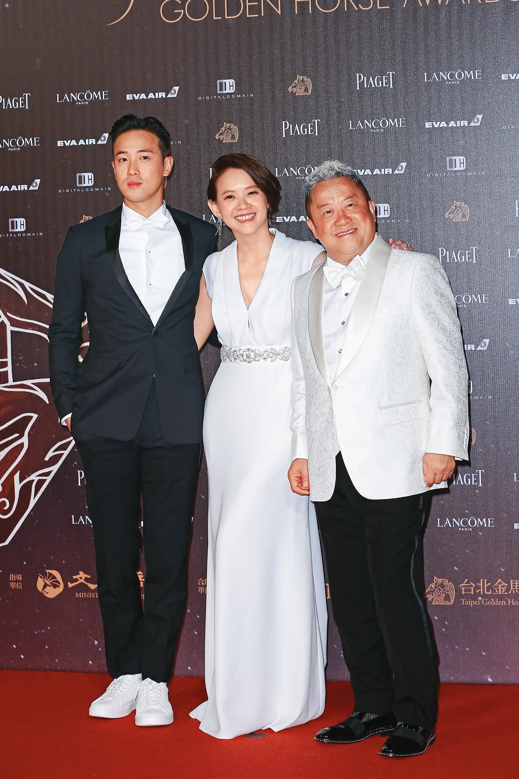 曾寶儀(中)跟弟弟曾國祥(左)、父親曾志偉(右)3人關係很好,也曾一起出席2016年金馬獎頒獎典禮。