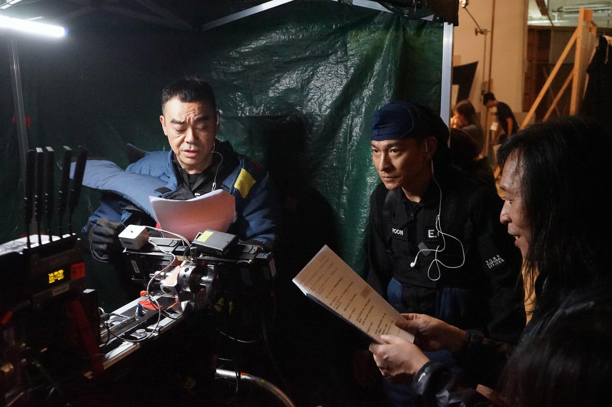 《拆彈專家2》導演邱禮濤（右起）與2位男主角劉德華、劉青雲合作愉快。（華映提供）