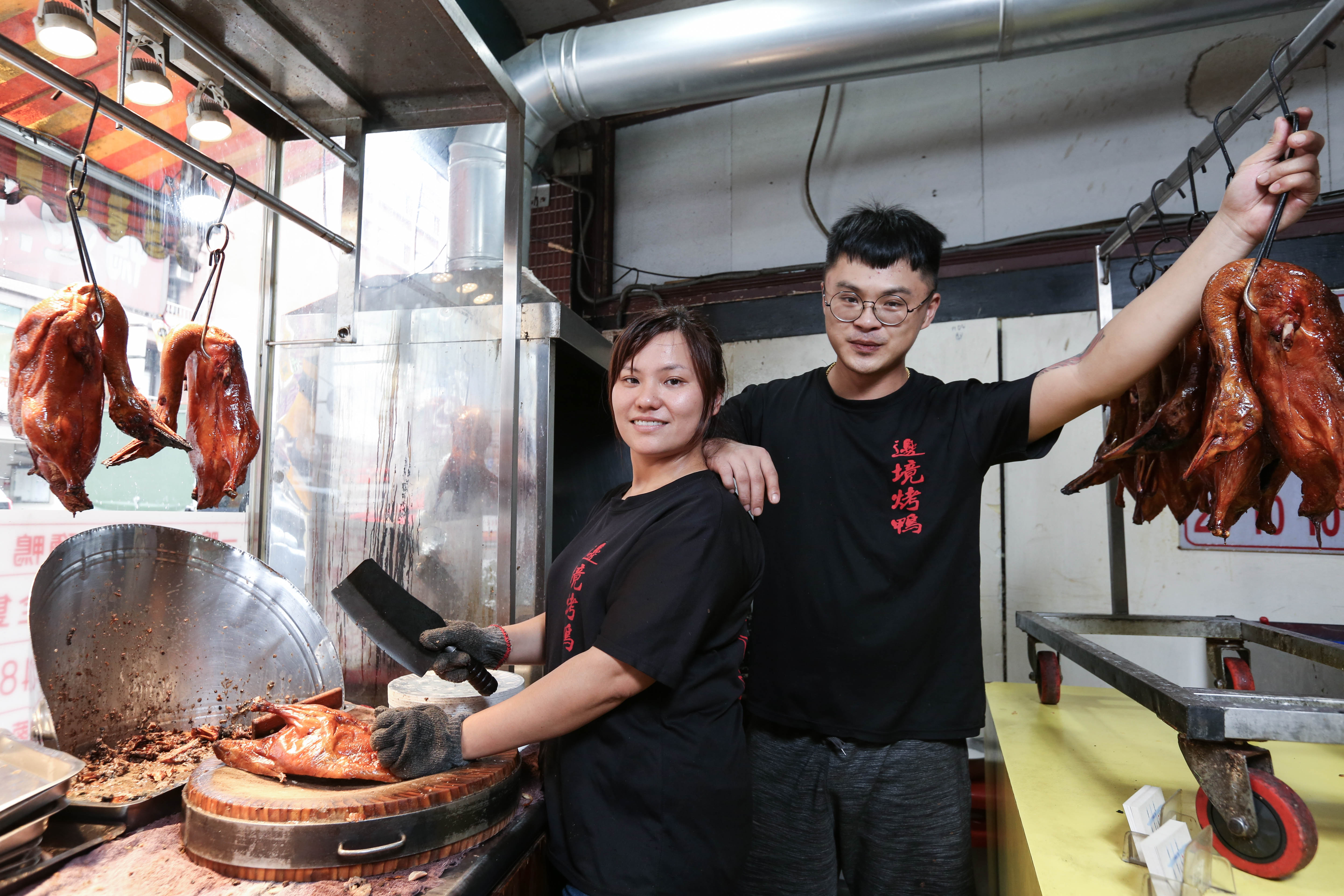曾是𨑨迌囝仔的劉家文(右)為愛改變,與妻子卓仲婷(左)齊心經營烤鴨店。